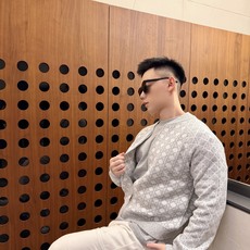 Dior 藤格纹毛衣外套 定织缂岚藤序花织混纺锦 蓬松柔润 软糯丰盈 琉灰雾银糅合霜白浸染衣身 双色大藤格提花遍布衣身 Dior 藤格纹毛衣外套 定织缂岚藤序花织混纺锦 蓬松柔润 软糯丰盈 琉灰雾银糅合霜白浸染衣身 双色大藤格提花遍布衣身