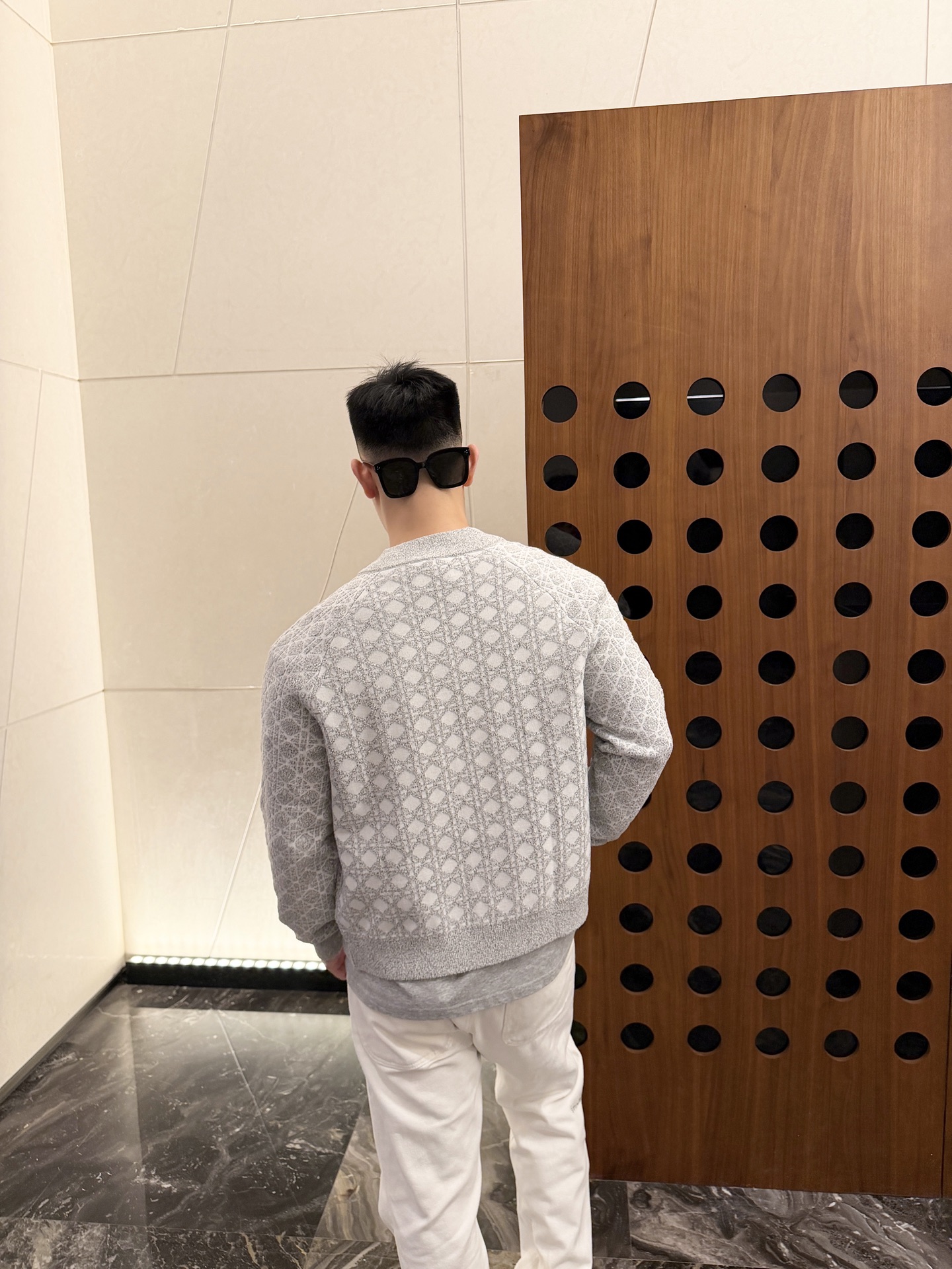 Dior 藤格纹毛衣外套 定织缂岚藤序花织混纺锦 蓬松柔润 软糯丰盈 琉灰雾银糅合霜白浸染衣身 双色大藤格提花遍布衣身 Dior 藤格纹毛衣外套 定织缂岚藤序花织混纺锦 蓬松柔润 软糯丰盈 琉灰雾银糅合霜白浸染衣身 双色大藤格提花遍布衣身