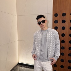 Dior 藤格纹毛衣外套 定织缂岚藤序花织混纺锦 蓬松柔润 软糯丰盈 琉灰雾银糅合霜白浸染衣身 双色大藤格提花遍布衣身 Dior 藤格纹毛衣外套 定织缂岚藤序花织混纺锦 蓬松柔润 软糯丰盈 琉灰雾银糅合霜白浸染衣身 双色大藤格提花遍布衣身