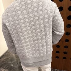 Dior 藤格纹毛衣外套 定织缂岚藤序花织混纺锦 蓬松柔润 软糯丰盈 琉灰雾银糅合霜白浸染衣身 双色大藤格提花遍布衣身 Dior 藤格纹毛衣外套 定织缂岚藤序花织混纺锦 蓬松柔润 软糯丰盈 琉灰雾银糅合霜白浸染衣身 双色大藤格提花遍布衣身