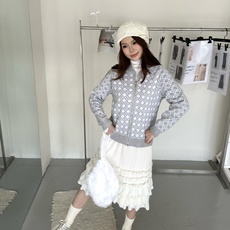 Dior 藤格纹毛衣外套 定织缂岚藤序花织混纺锦 蓬松柔润 软糯丰盈 琉灰雾银糅合霜白浸染衣身 双色大藤格提花遍布衣身 Dior 藤格纹毛衣外套 定织缂岚藤序花织混纺锦 蓬松柔润 软糯丰盈 琉灰雾银糅合霜白浸染衣身 双色大藤格提花遍布衣身