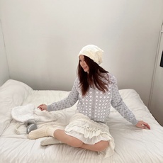 Dior 藤格纹毛衣外套 定织缂岚藤序花织混纺锦 蓬松柔润 软糯丰盈 琉灰雾银糅合霜白浸染衣身 双色大藤格提花遍布衣身 Dior 藤格纹毛衣外套 定织缂岚藤序花织混纺锦 蓬松柔润 软糯丰盈 琉灰雾银糅合霜白浸染衣身 双色大藤格提花遍布衣身