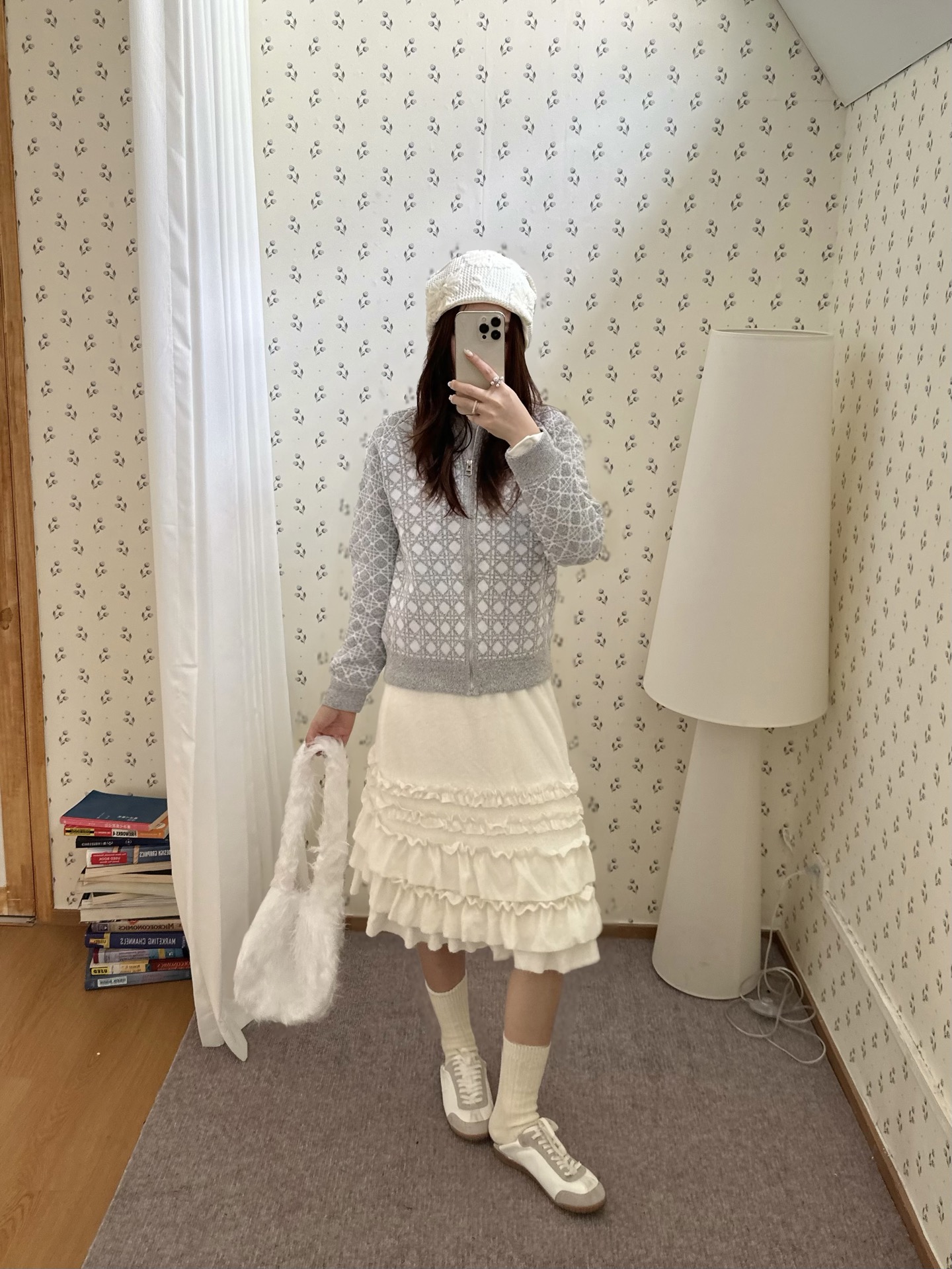 Dior 藤格纹毛衣外套 定织缂岚藤序花织混纺锦 蓬松柔润 软糯丰盈 琉灰雾银糅合霜白浸染衣身 双色大藤格提花遍布衣身 