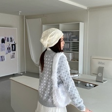 Dior 藤格纹毛衣外套 定织缂岚藤序花织混纺锦 蓬松柔润 软糯丰盈 琉灰雾银糅合霜白浸染衣身 双色大藤格提花遍布衣身 Dior 藤格纹毛衣外套 定织缂岚藤序花织混纺锦 蓬松柔润 软糯丰盈 琉灰雾银糅合霜白浸染衣身 双色大藤格提花遍布衣身