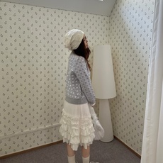 Dior 藤格纹毛衣外套 定织缂岚藤序花织混纺锦 蓬松柔润 软糯丰盈 琉灰雾银糅合霜白浸染衣身 双色大藤格提花遍布衣身 Dior 藤格纹毛衣外套 定织缂岚藤序花织混纺锦 蓬松柔润 软糯丰盈 琉灰雾银糅合霜白浸染衣身 双色大藤格提花遍布衣身