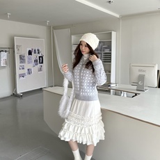 Dior 藤格纹毛衣外套 定织缂岚藤序花织混纺锦 蓬松柔润 软糯丰盈 琉灰雾银糅合霜白浸染衣身 双色大藤格提花遍布衣身 Dior 藤格纹毛衣外套 定织缂岚藤序花织混纺锦 蓬松柔润 软糯丰盈 琉灰雾银糅合霜白浸染衣身 双色大藤格提花遍布衣身