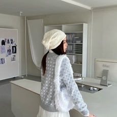 Dior 藤格纹毛衣外套 定织缂岚藤序花织混纺锦,蓬松柔润,软糯丰盈。琉灰雾银糅合霜白奠定衣身基调,大面积藤格提花编织视 Dior 藤格纹毛衣外套 定织缂岚藤序花织混纺锦,蓬松柔润,软糯丰盈。琉灰雾银糅合霜白奠定衣身基调,大面积藤格提花编织视
