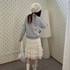 Dior 藤格纹毛衣外套 定织缂岚藤序花织混纺锦,蓬松柔润,软糯丰盈。琉灰雾银糅合霜白奠定衣身基调,大面积藤格提花编织视 Dior 藤格纹毛衣外套 定织缂岚藤序花织混纺锦,蓬松柔润,软糯丰盈。琉灰雾银糅合霜白奠定衣身基调,大面积藤格提花编织视
