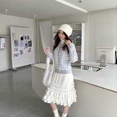 Dior 藤格纹毛衣外套 定织缂岚藤序花织混纺锦,蓬松柔润,软糯丰盈。琉灰雾银糅合霜白奠定衣身基调,大面积藤格提花编织视 Dior 藤格纹毛衣外套 定织缂岚藤序花织混纺锦,蓬松柔润,软糯丰盈。琉灰雾银糅合霜白奠定衣身基调,大面积藤格提花编织视