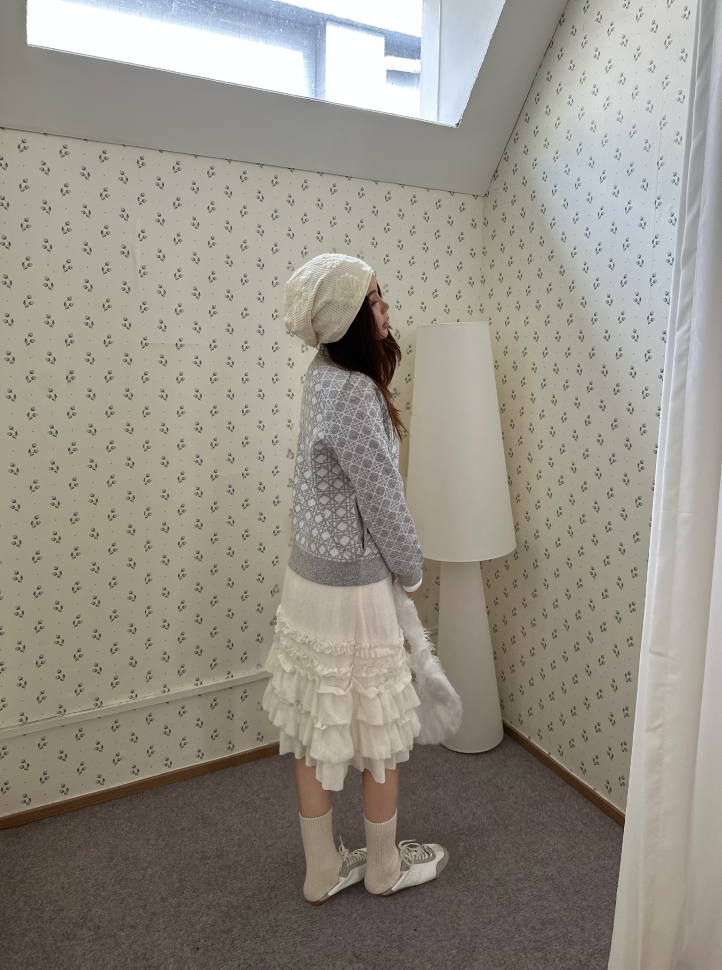 Dior 藤格纹毛衣外套 定织缂岚藤序花织混纺锦,蓬松柔润,软糯丰盈。琉灰雾银糅合霜白奠定衣身基调,大面积藤格提花编织视 Dior 藤格纹毛衣外套 定织缂岚藤序花织混纺锦,蓬松柔润,软糯丰盈。琉灰雾银糅合霜白奠定衣身基调,大面积藤格提花编织视