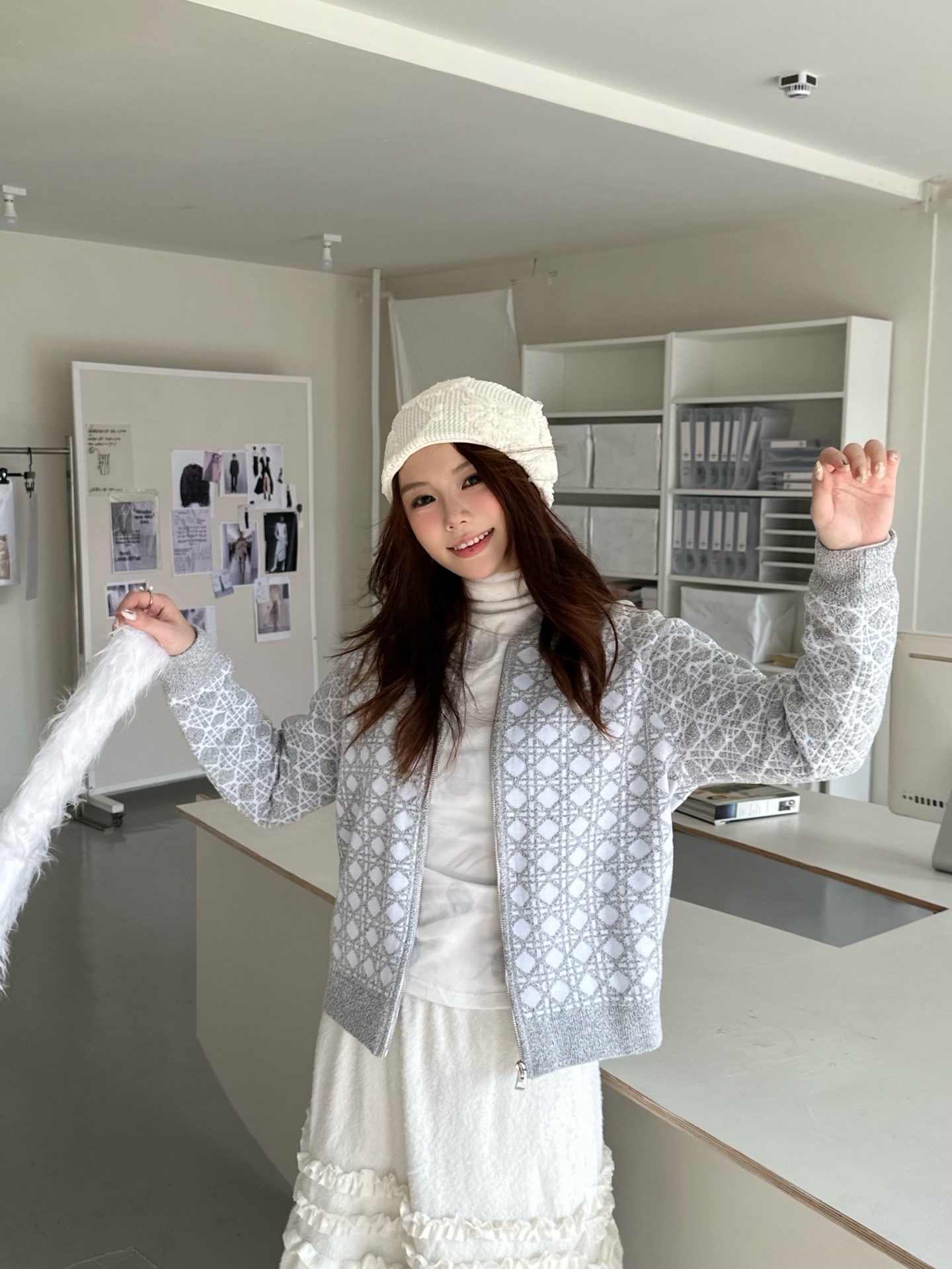 Dior 藤格纹毛衣外套 定织缂岚藤序花织混纺锦,蓬松柔润,软糯丰盈。琉灰雾银糅合霜白奠定衣身基调,大面积藤格提花编织视 Dior 藤格纹毛衣外套 定织缂岚藤序花织混纺锦,蓬松柔润,软糯丰盈。琉灰雾银糅合霜白奠定衣身基调,大面积藤格提花编织视