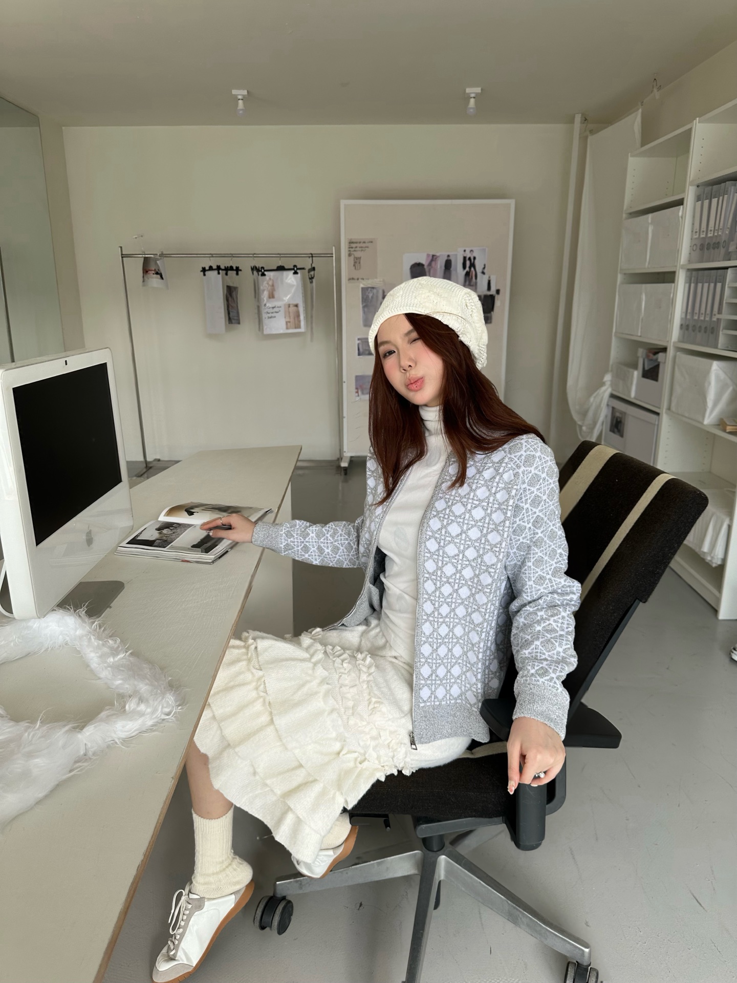 Dior 藤格纹毛衣外套 定织缂岚藤序花织混纺锦,蓬松柔润,软糯丰盈。琉灰雾银糅合霜白奠定衣身基调,大面积藤格提花编织视 Dior 藤格纹毛衣外套 定织缂岚藤序花织混纺锦,蓬松柔润,软糯丰盈。琉灰雾银糅合霜白奠定衣身基调,大面积藤格提花编织视