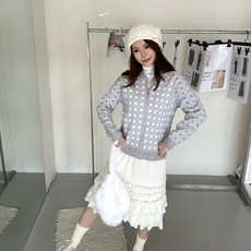 Dior 藤格纹毛衣外套 定织缂岚藤序花织混纺锦,蓬松柔润,软糯丰盈。琉灰雾银糅合霜白奠定衣身基调,大面积藤格提花编织视 Dior 藤格纹毛衣外套 定织缂岚藤序花织混纺锦,蓬松柔润,软糯丰盈。琉灰雾银糅合霜白奠定衣身基调,大面积藤格提花编织视