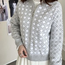 Dior 藤格纹毛衣外套 定织缂岚藤序花织混纺锦,蓬松柔润,软糯丰盈。琉灰雾银糅合霜白奠定衣身基调,大面积藤格提花编织视 Dior 藤格纹毛衣外套 定织缂岚藤序花织混纺锦,蓬松柔润,软糯丰盈。琉灰雾银糅合霜白奠定衣身基调,大面积藤格提花编织视