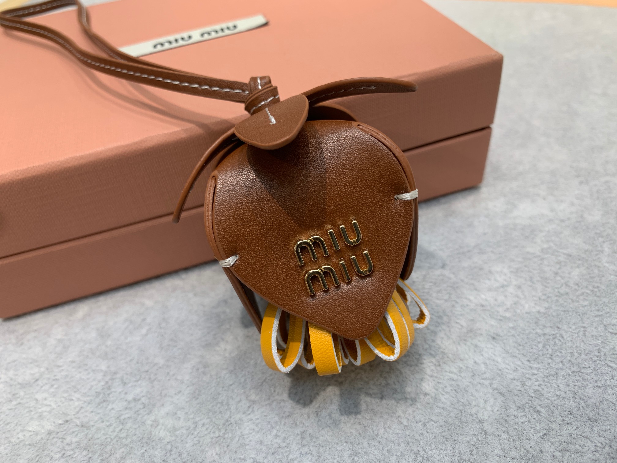 MIUMIU 花卉挂件
小牛皮革设计花卉当搭配的挂件包包伴侣绝超方便携带 挂在大包上又可爱必入单品没有之