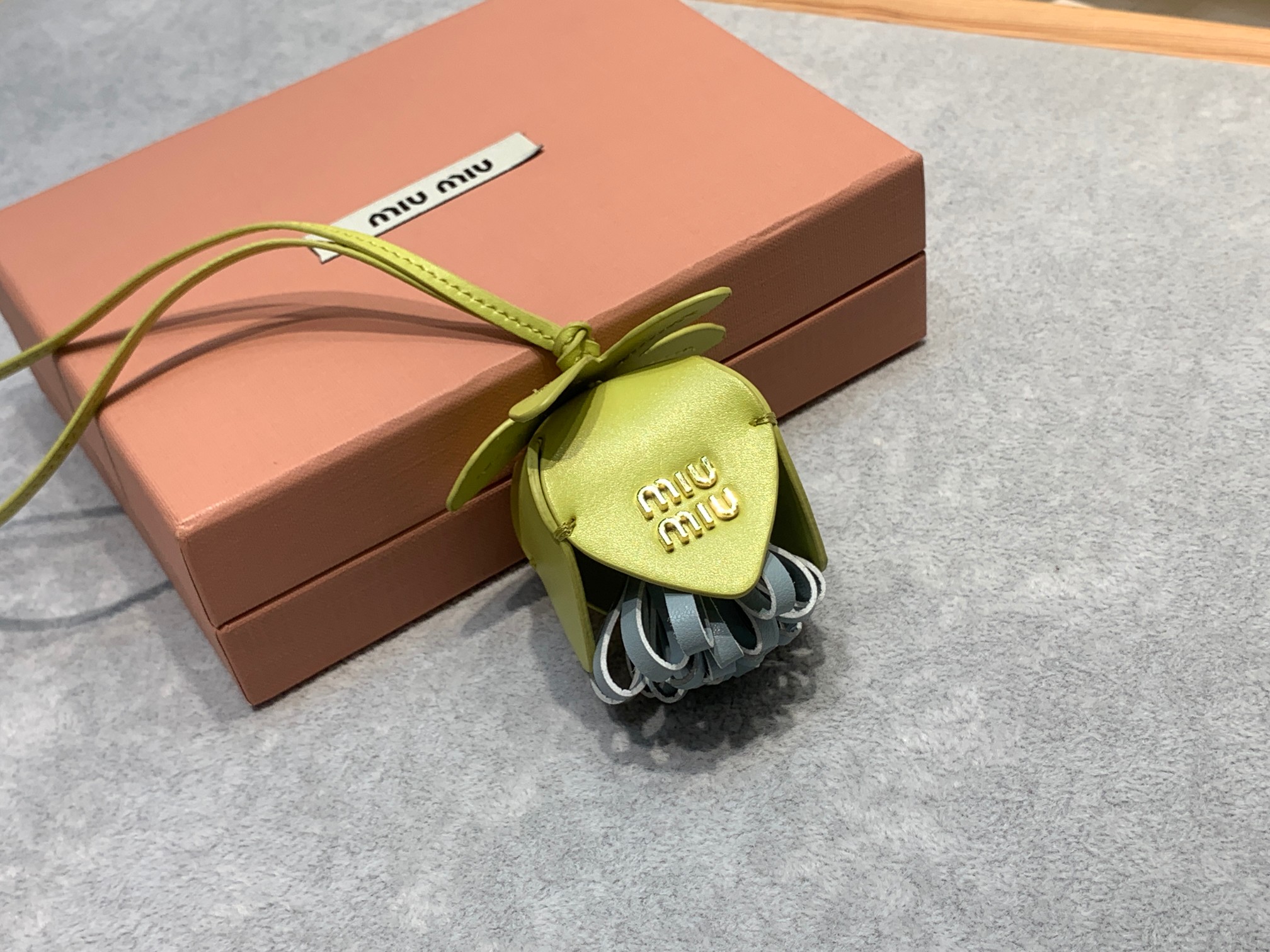 MIUMIU 花卉挂件
小牛皮革设计花卉当搭配的挂件包包伴侣绝超方便携带 挂在大包上又可爱必入单品没有之