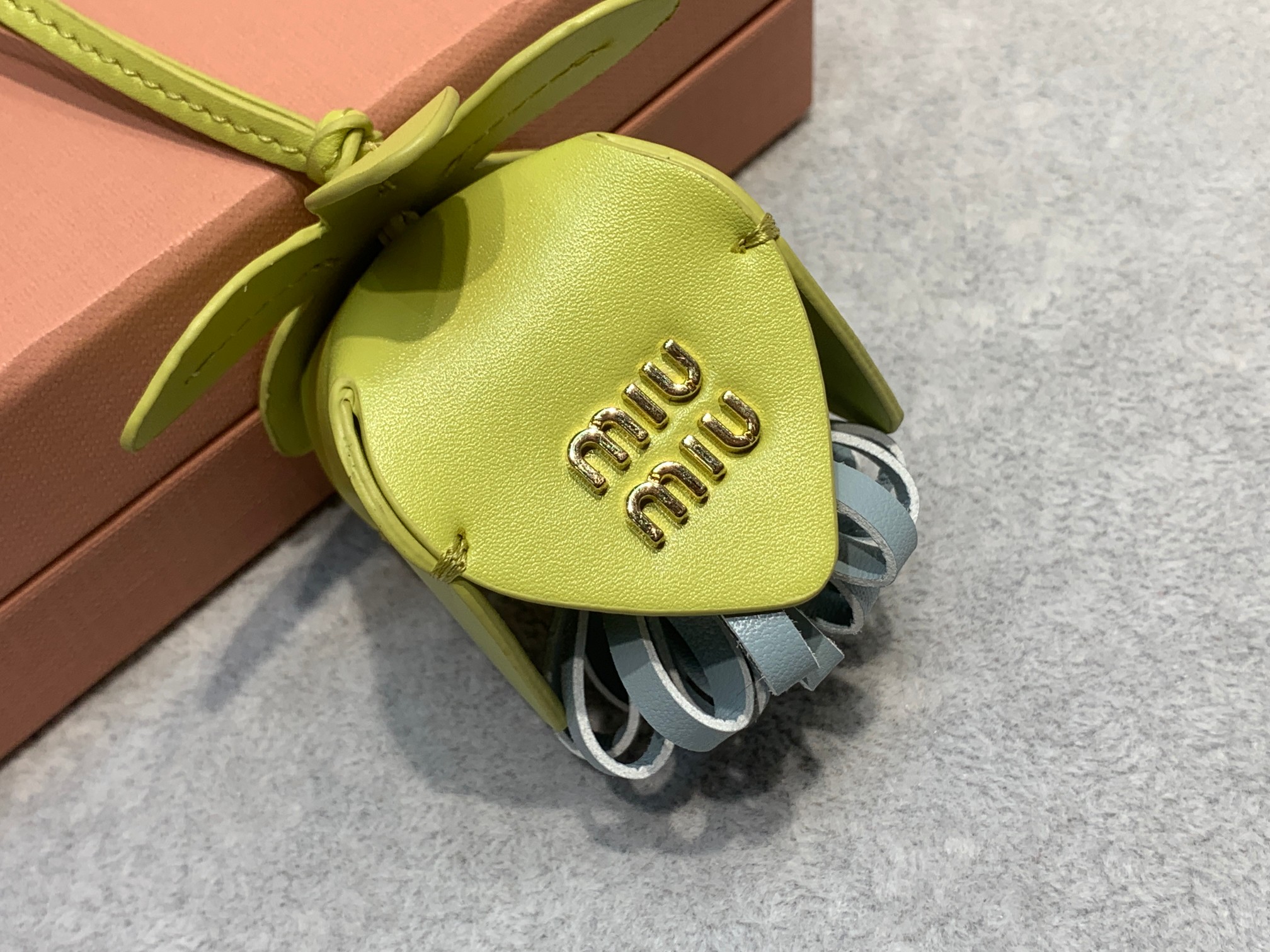 MIUMIU 花卉挂件
小牛皮革设计花卉当搭配的挂件包包伴侣绝超方便携带 挂在大包上又可爱必入单品没有之