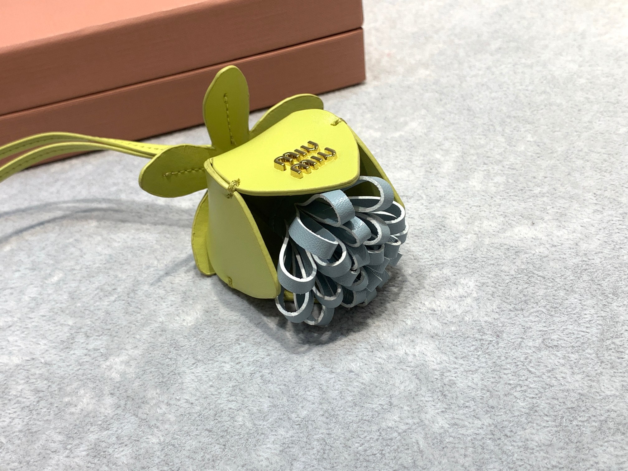 MIUMIU 花卉挂件
小牛皮革设计花卉当搭配的挂件包包伴侣绝超方便携带 挂在大包上又可爱必入单品没有之