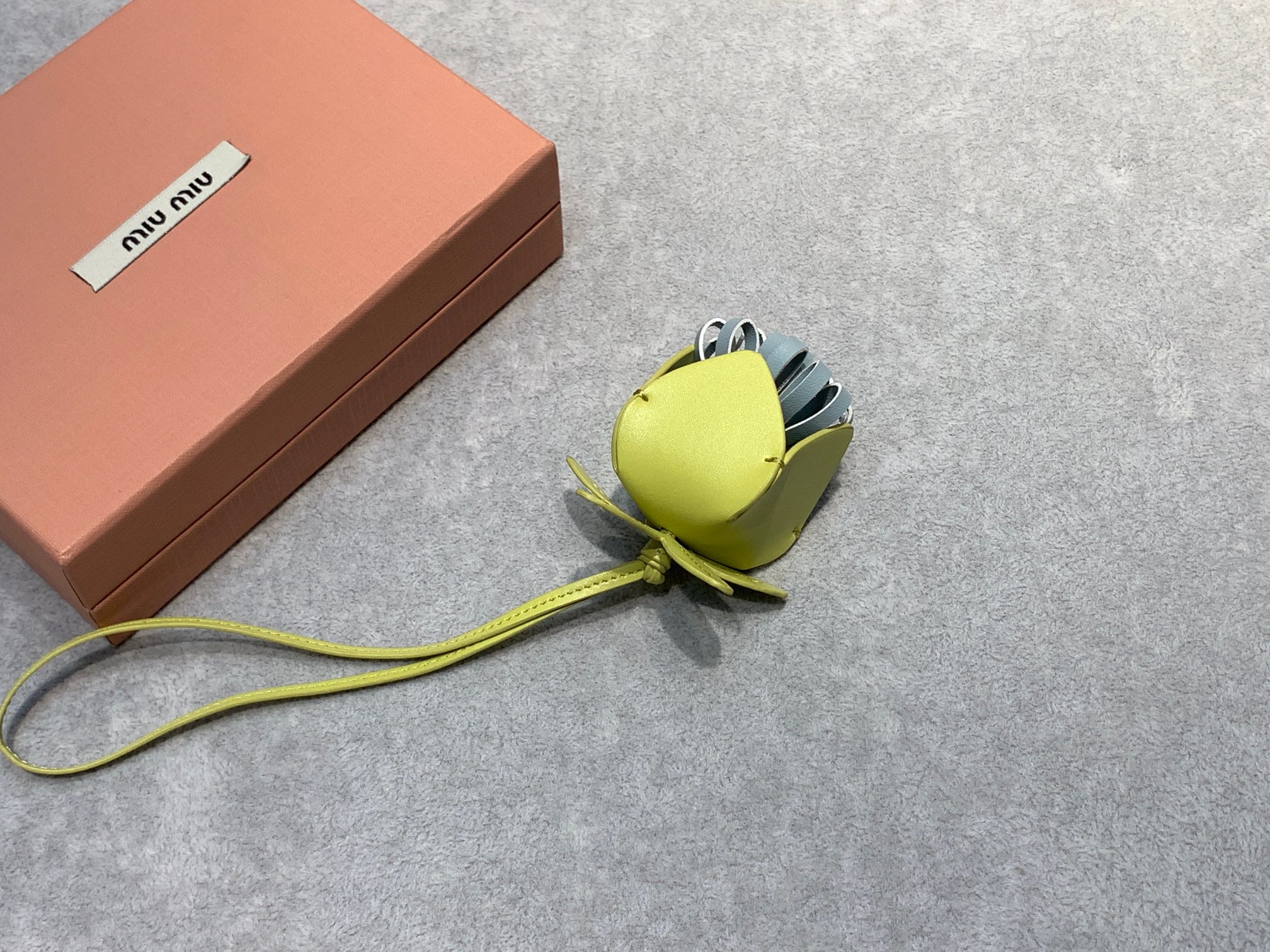 MIUMIU 花卉挂件
小牛皮革设计花卉当搭配的挂件包包伴侣绝超方便携带 挂在大包上又可爱必入单品没有之