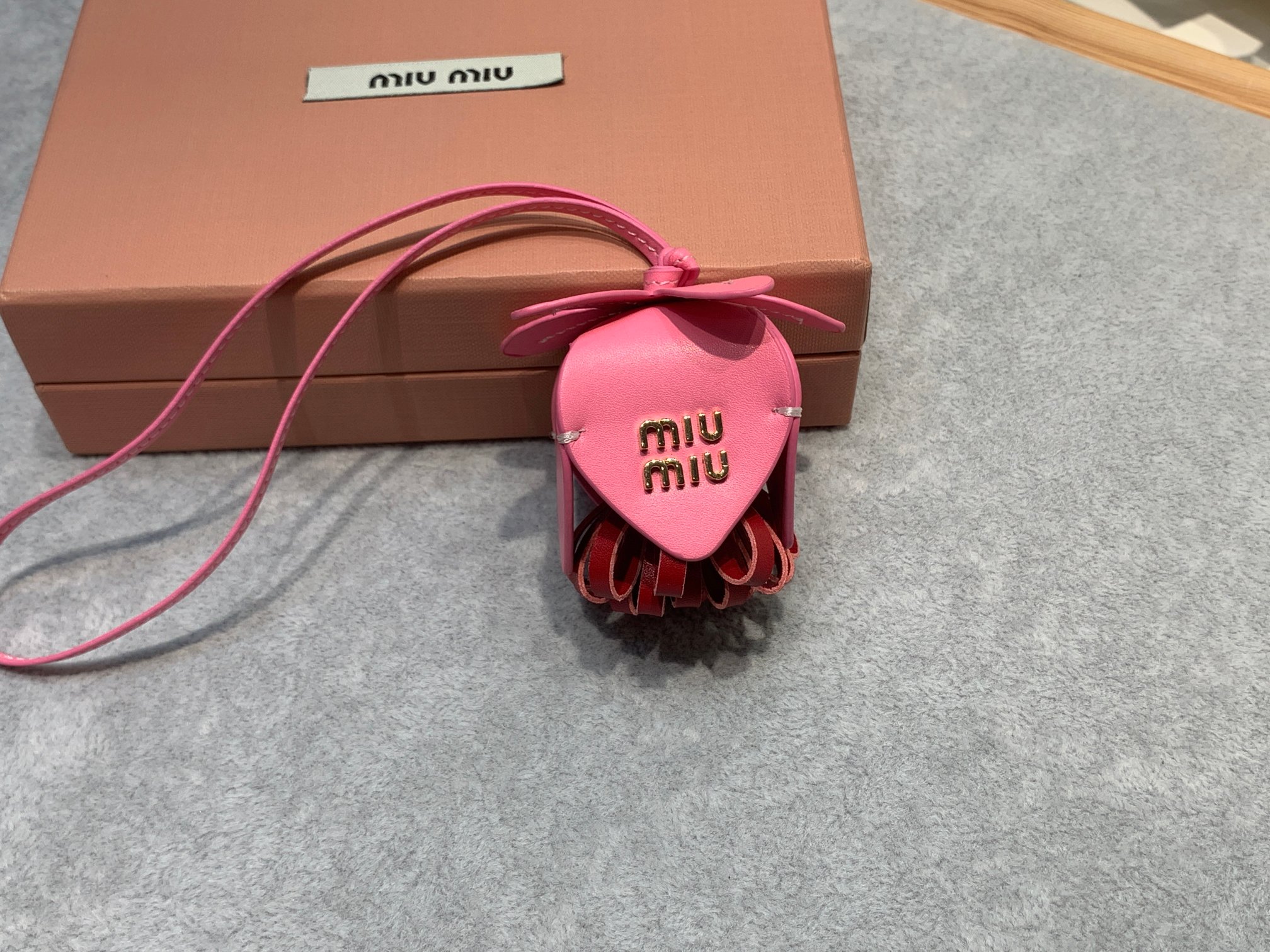 MIUMIU 花卉挂件
小牛皮革设计花卉当搭配的挂件包包伴侣绝超方便携带 挂在大包上又可爱必入单品没有之