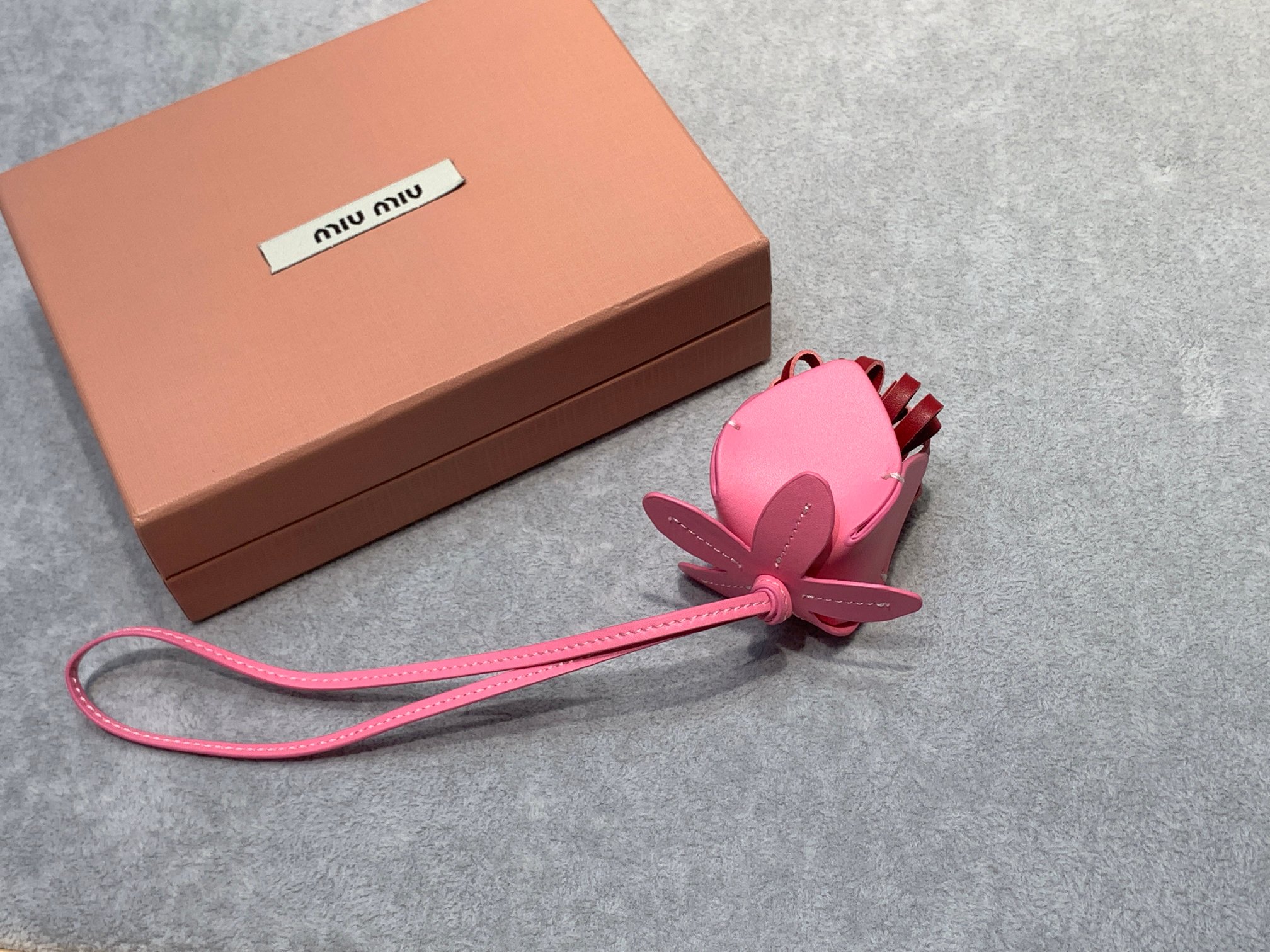 MIUMIU 花卉挂件
小牛皮革设计花卉当搭配的挂件包包伴侣绝超方便携带 挂在大包上又可爱必入单品没有之