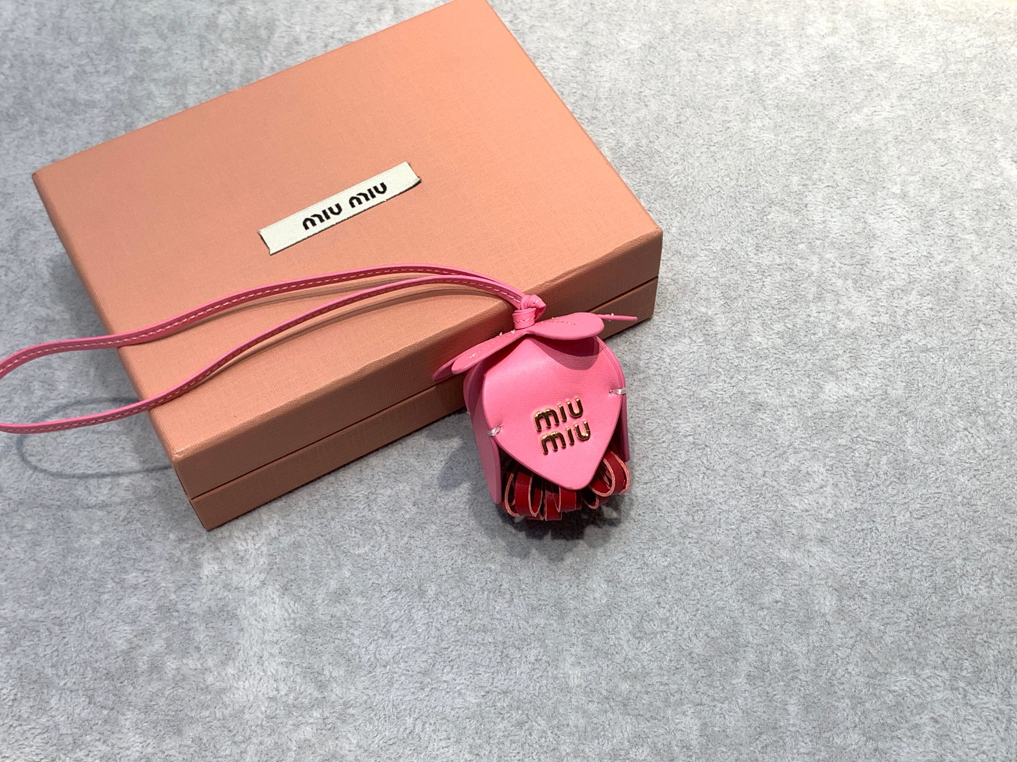 MIUMIU 花卉挂件
小牛皮革设计花卉当搭配的挂件包包伴侣绝超方便携带 挂在大包上又可爱必入单品没有之