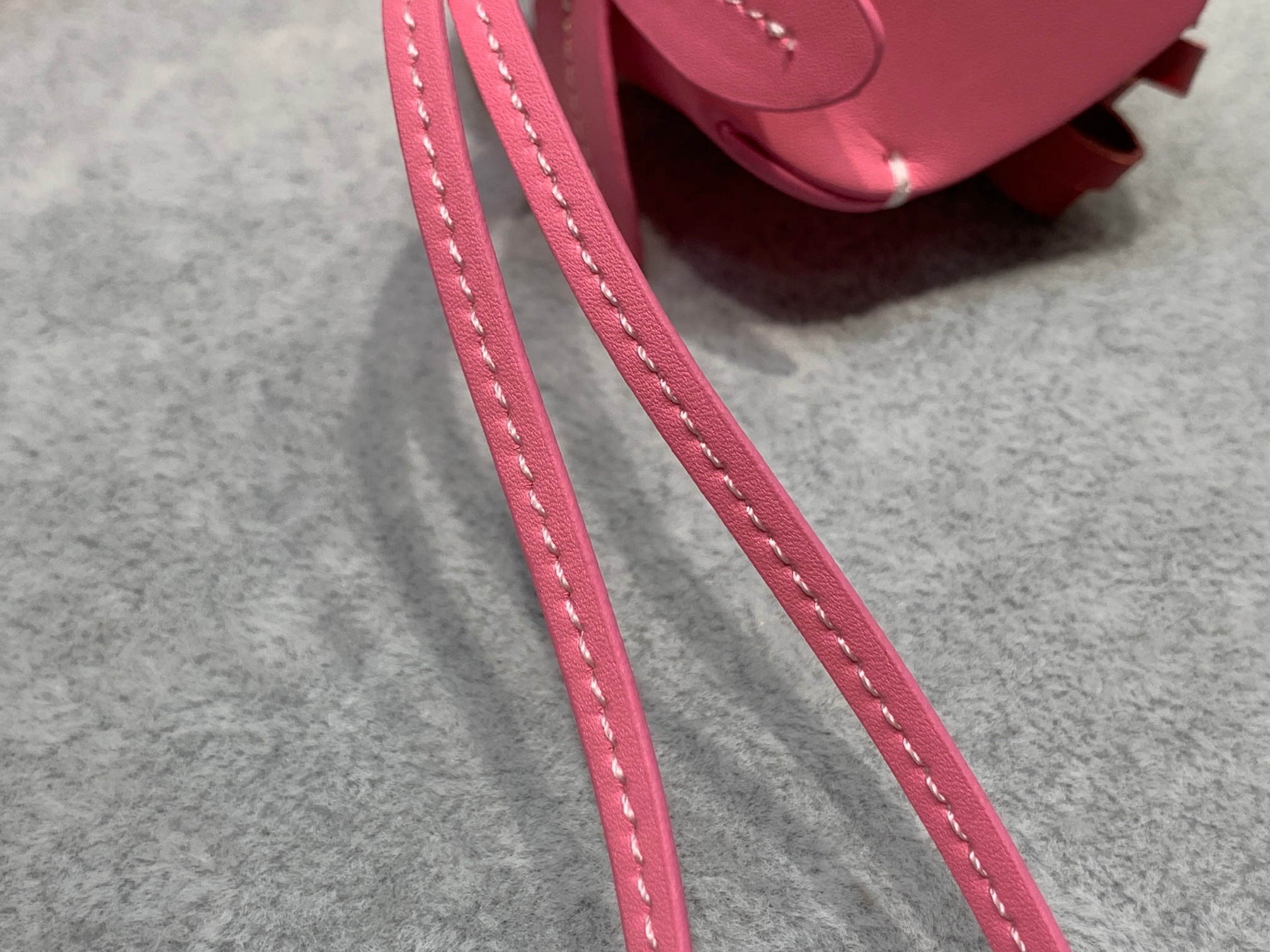 MIUMIU 花卉挂件
小牛皮革设计花卉当搭配的挂件包包伴侣绝超方便携带 挂在大包上又可爱必入单品没有之