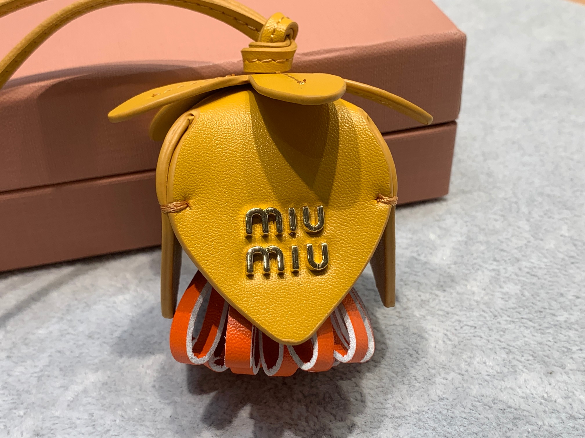 MIUMIU 花卉挂件
小牛皮革设计花卉当搭配的挂件包包伴侣绝超方便携带 挂在大包上又可爱必入单品没有之