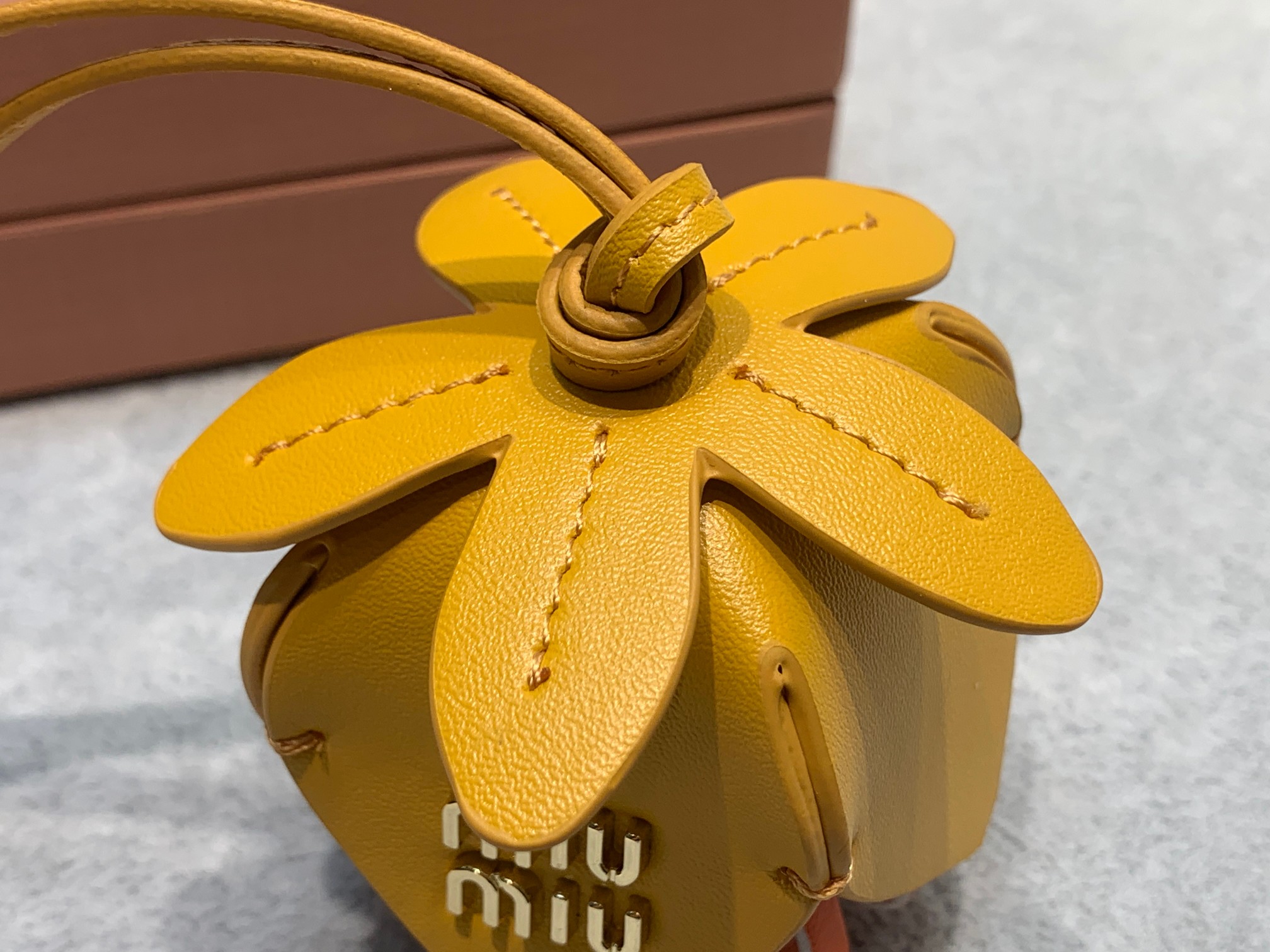 MIUMIU 花卉挂件
小牛皮革设计花卉当搭配的挂件包包伴侣绝超方便携带 挂在大包上又可爱必入单品没有之