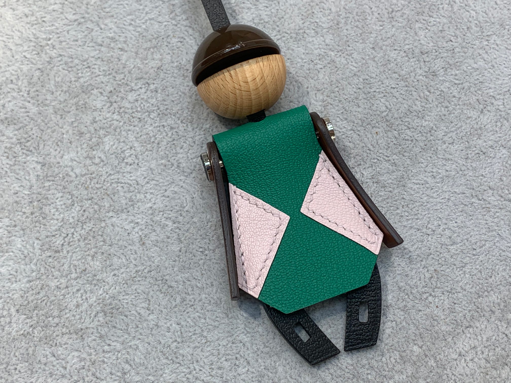 Hermes Jockey Charm: E-Som Calf Skin Stainless Steel Gold, 12x5cm Dimensions - 图片 3