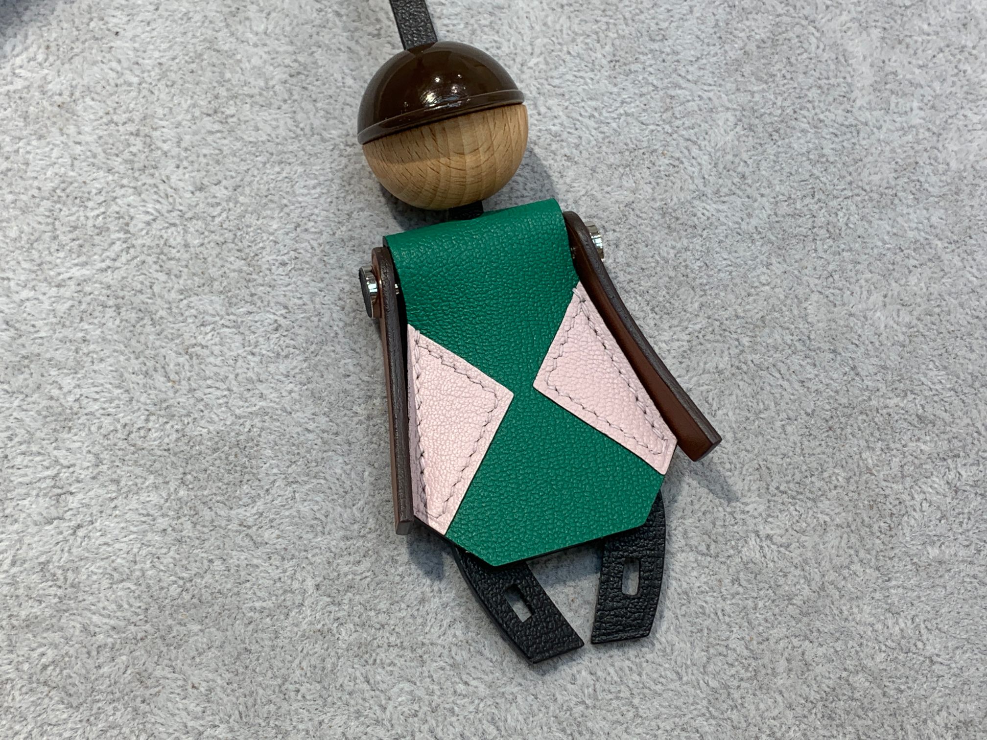 Hermes Jockey Charm: E-Som Calf Skin Stainless Steel Gold, 12x5cm Dimensions - 图片 1
