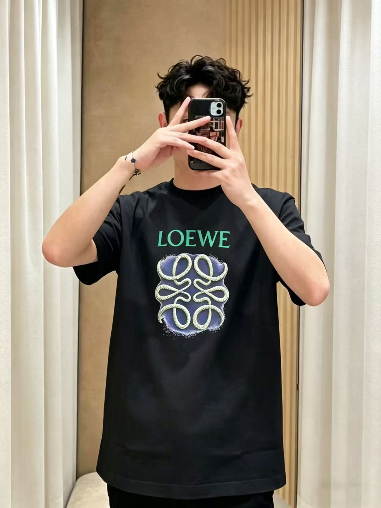NO:918506,Loewe/Luo Yiwei 2025 spring and summer new products, complete with three labels, mercerized cotton round neck short-sleeved T-shirt, good product does not need to be introduced too much, look at the details, counter size M-XXXL 175/140, recommended L,,,loewe,loewe,T-shirt,tees,t-shirt,19860909Loewe/罗意威 2025年春夏新品上新 三标齐全 丝光棉圆领短袖T恤 好货不用过多介绍 看细节 专柜码数M-XXXL 175/140建议L,,,loewe,loewe,T-shirt,tees，t-shirt,,Men's clothing