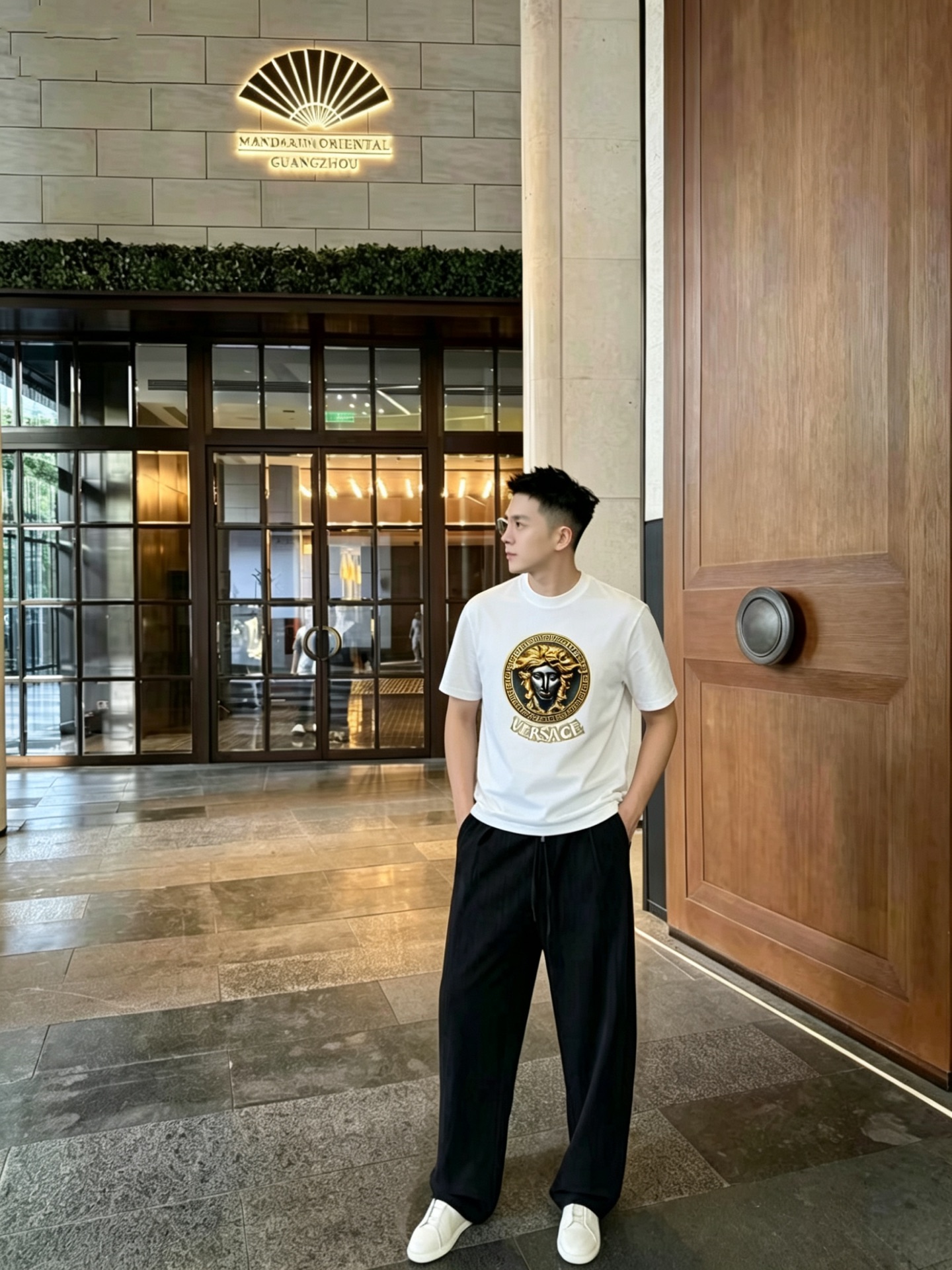 NO:916533,Versac*/Versace ss26 new summer style round neck short-sleeved T-shirt with printed pattern on the chest is a must-have for fashionistas!  Customized 220g high-weight mercerized fabric, with delicate feel and good skin-friendliness. The smart digital logo on the chest is exquisite and stylish, simple, medium and high-end, casual version. The upper body is super age-reducing. The code number is M-XXXL,,versace,versace,T-shirt,tees,t-shirt,19860909Versac*/范思哲ss26夏季新款 胸前印花图案圆领短袖T恤,更是时尚达人必须入手的一件！定制220g高克重丝光面料 ,手感细腻 亲肤性很好.胸前智能数码logo精致有型,简约中满高级感,休闲版型 上身超级减龄 码数M-XXXL,,versace,versace,T-shirt,tees，t-shirt,,Men's clothing