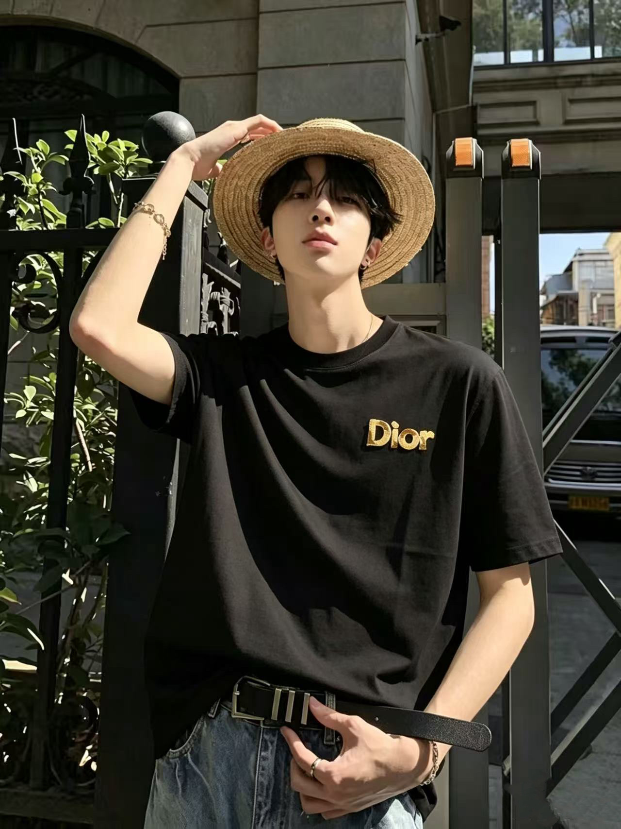 NO:916520,Dio*/Dior 26ss new spring and summer short-sleeved T-shirt. Custom-made high-weight mercerized fabric. Delicate and extremely skin-friendly. Pure white tone. Luxurious texture naturally reveals. Letters embroidered on the chest. Ingenious embellishment. Classic logo overflows with restrained elegance. Exquisite and ingenious. Cut out the redundant and simplify. Add the finishing touch with the classic logo. Give the minimalist body a luxurious and timeless high-end charm. Use towel embroidery technology, a traditional hand-made embroidery technology.  Embroidery is carried out using the needle method. It is completed by changing the hooking action of the special machine head. The coils are linked one by one, thus bringing about a towel-like texture and effect. The fabrics have been fermented and washed to give a better hand feel. It is not easy to deform, not easy to shrink, not easy to fade, and maintains long-term beauty. Size m-3xl,, dior, dior, T-shirt, tees, t-shirt,19860909Dio*/迪奥 26ss春夏新款短袖T恤 定制高克重丝光面料 细腻极度亲肤 纯粹无杂的本白基调 奢华质感自然流露 胸口字母毛巾绣织 匠心点缀间 经典标识自溢内敛奢雅气场 精致巧思 删繁就简 凭经典标识点睛 赋极简衣身以奢雅隽永的高阶气韵 采用毛巾绣工艺 一种传统手工刺绣技术 采用针法进行刺绣 通过变换特种机头勾线动作完成 线圈一环扣一环 从而带来毛巾般的质感和效果 面料都经过酵洗 手感质感更佳 不易变形 不易缩水 不易褪色 保持长久的美观 尺码 m-3xl,,dior,dior,T-shirt,tees，t-shirt,,Men's clothing