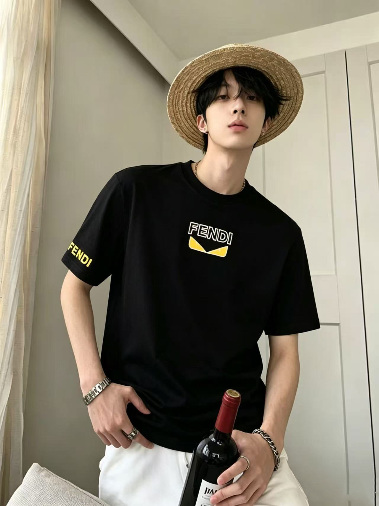 NO:916526,Fend*/Fendi 26ss new summer style round neck short-sleeved T-shirt with printed pattern on the chest is a must-have for fashionistas!  Customized 220g high-weight mercerized fabric, with a delicate feel and good skin-friendliness. The smart digital logo on the cuffs is exquisite and stylish, simple, medium and high-end, casual version. The upper body is super age-reducing. The code number is M-XXXL,, fendi, fendi, T-shirt, tees, t-shirt,19860909Fend*/芬迪26ss夏季新款 胸前印花图案圆领短袖T恤,更是时尚达人必须入手的一件！定制220g高克重丝光面料 ,手感细腻 亲肤性很好.袖口智能数码logo精致有型,简约中满高级感,休闲版型 上身超级减龄 码数M-XXXL,,fendi,fendi,T-shirt,tees，t-shirt,,Men's clothing
