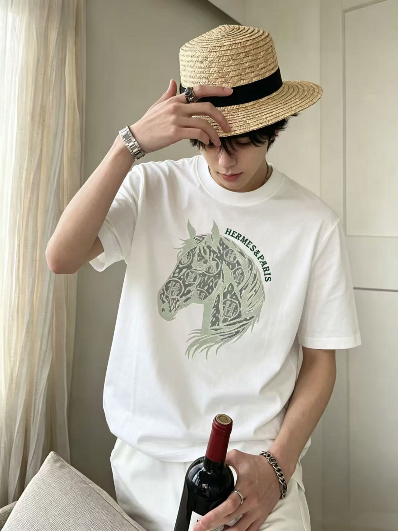 NO:916528,Herme*/Hermès 26ss new summer style round neck short-sleeved T-shirt with printed pattern on the chest is a must-have for fashionistas!  Customized 220g high-weight mercerized fabric, with a delicate feel and good skin-friendliness. The smart digital logo on the chest is exquisite and stylish, simple, medium and high-end, casual version. The upper body is super age-reducing. The code number is M-XXXL, hermes, hermes, T-shirt, tees, t-shirt,19860909Herme*/爱马仕26ss夏季新款 胸前印花图案圆领短袖T恤,更是时尚达人必须入手的一件！定制220g高克重丝光面料 ,手感细腻 亲肤性很好.胸前智能数码logo精致有型,简约中满高级感,休闲版型 上身超级减龄 码数M-XXXL,,hermes,hermes,T-shirt,tees，t-shirt,,Men's clothing