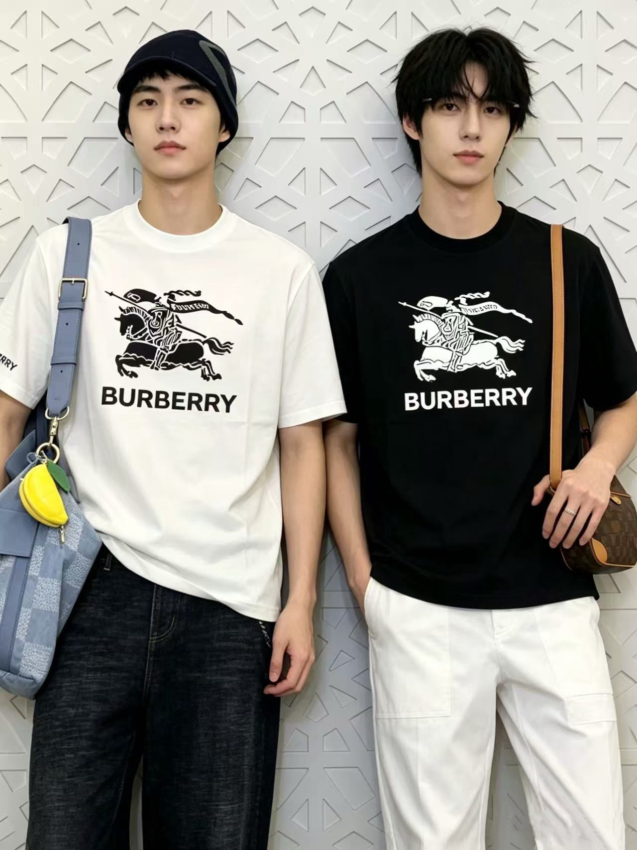 NO:916530,Burberry/Burberry 26ss new summer style round neck short-sleeved T-shirt with printed pattern on the chest is a must-have for fashionistas!  Customized 220g high-weight mercerized fabric, with a delicate feel and good skin-friendliness. The smart digital logo on the cuffs is exquisite and stylish, simple, medium and high-end, casual version. The upper body is super age-reducing. The code number is M-XXXL, burberry, burberry, T-shirt, tees, t-shirt,19860909Burberry/巴宝莉 26ss夏季新款 胸前印花图案圆领短袖T恤,更是时尚达人必须入手的一件！定制220g高克重丝光面料 ,手感细腻 亲肤性很好.袖口智能数码logo精致有型,简约中满高级感,休闲版型 上身超级减龄 码数M-XXXL,,burberry,burberry,T-shirt,tees，t-shirt,,Men's clothing