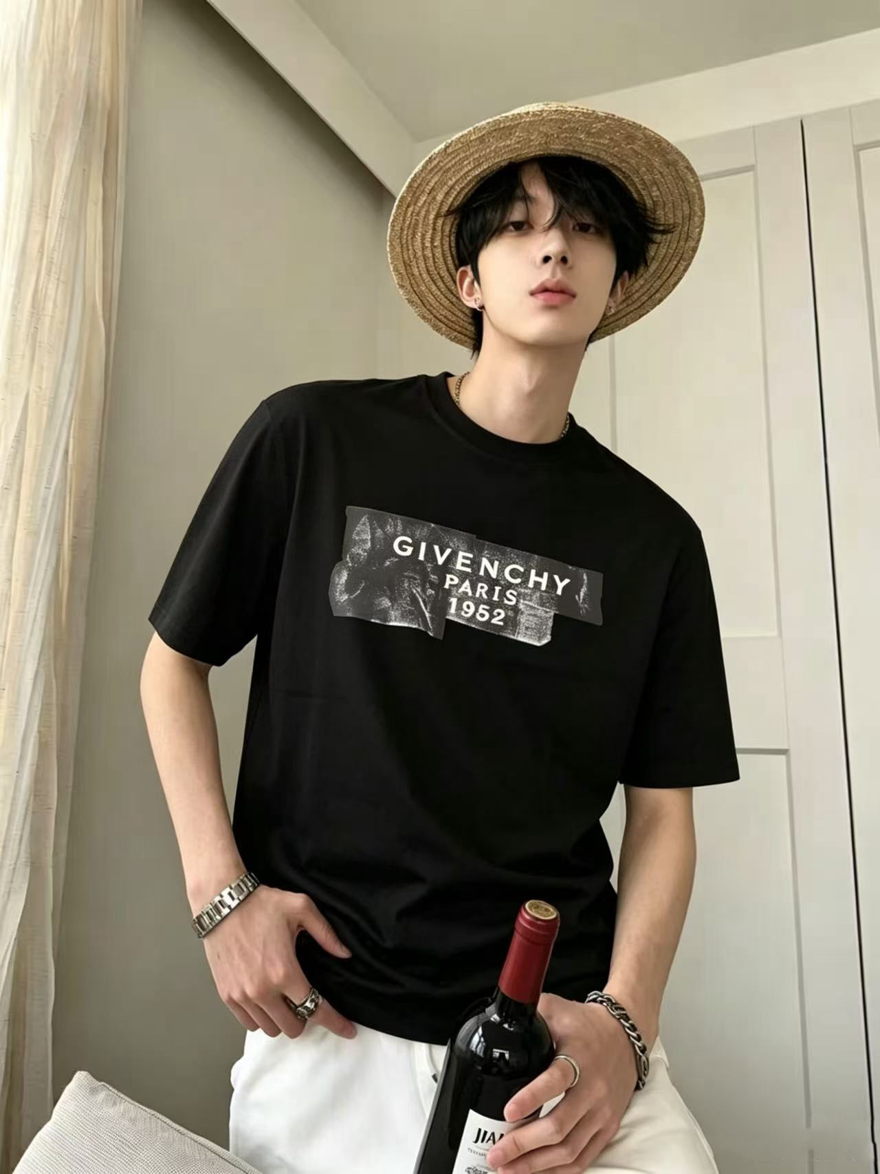 NO:916532,GVC/Givenchy 26ss new summer style round neck short-sleeved T-shirt with printed pattern on the chest is a must-have for fashionistas!  Customized 220g high-weight mercerized fabric, with delicate hand feel and good skin-friendliness. The smart digital logo is three-dimensional and exquisite, simple, medium and high-end, casual version. The upper body is super age-reducing. The code number is M-XXXL, givenchy, T-shirt, tees, t-shirt,19860909GVC/纪梵希26ss夏季新款 胸前印花图案圆领短袖T恤,更是时尚达人必须入手的一件！定制220g高克重丝光面料 ,手感细腻 亲肤性很好.智能数码logo立体精致有型,简约中满高级感,休闲版型 上身超级减龄 码数M-XXXL,,givenchy,T-shirt,tees，t-shirt,,Men's clothing