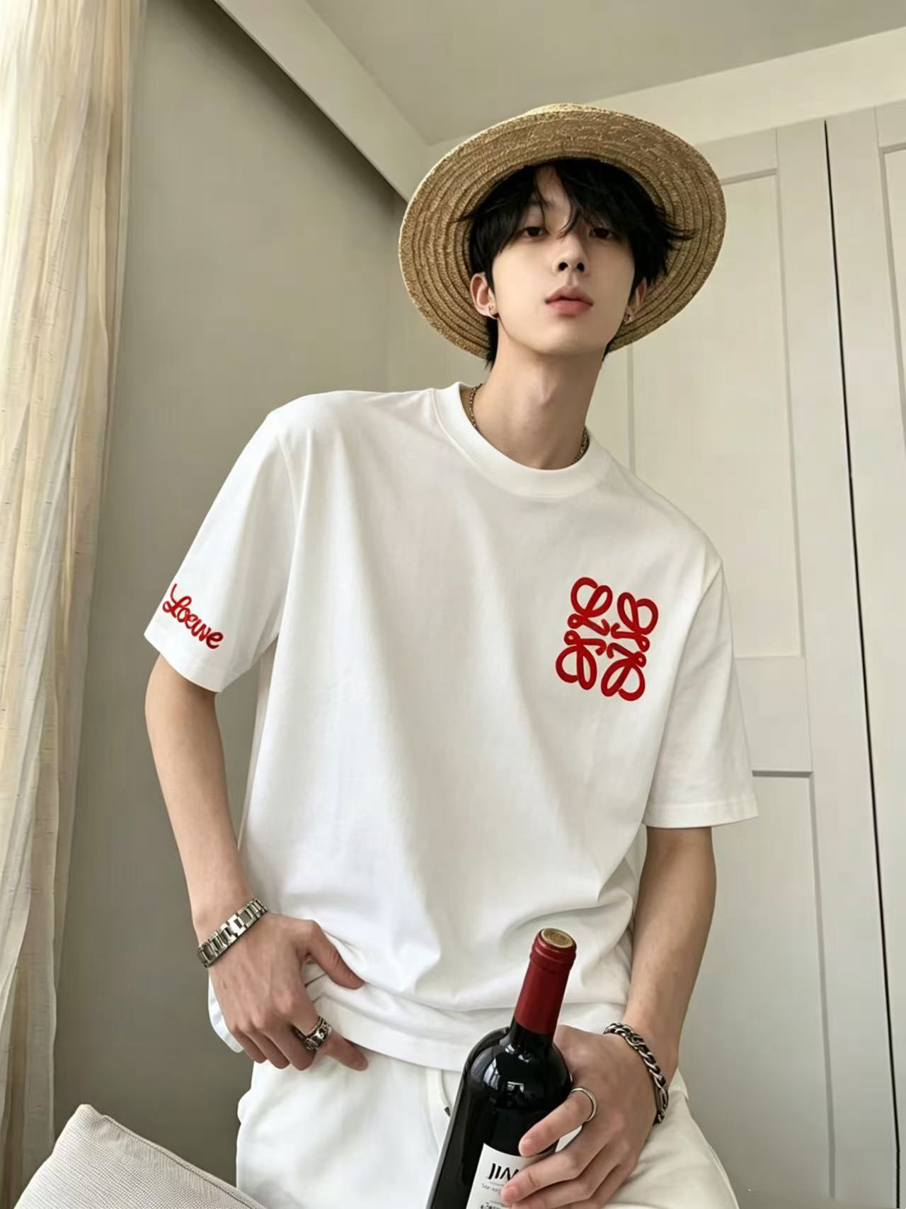 NO:916534,LOEW*/Luo Yiwei 26ss new summer style round neck short-sleeved T-shirt with printed pattern on the chest is a must-have for fashionistas!  Customized 220g high-weight mercerized fabric, with delicate feel and good skin-friendliness. The smart digital logo on the cuffs is three-dimensional and exquisite, simple, medium and high-end, casual version. The upper body is super age-reducing. Size M-XXXL/catties recommended L.,, loewe, loewe, T-shirt, tees, t-shirt,19860909LOEW*/罗意威 26ss夏季新款 胸前印花图案圆领短袖T恤,更是时尚达人必须入手的一件！定制220g高克重丝光面料 ,手感细腻 亲肤性很好.袖口智能数码logo立体精致有型,简约中满高级感,休闲版型 上身超级减龄 码数M-XXXL /斤建议L.,,loewe,loewe,T-shirt,tees，t-shirt,,Men's clothing