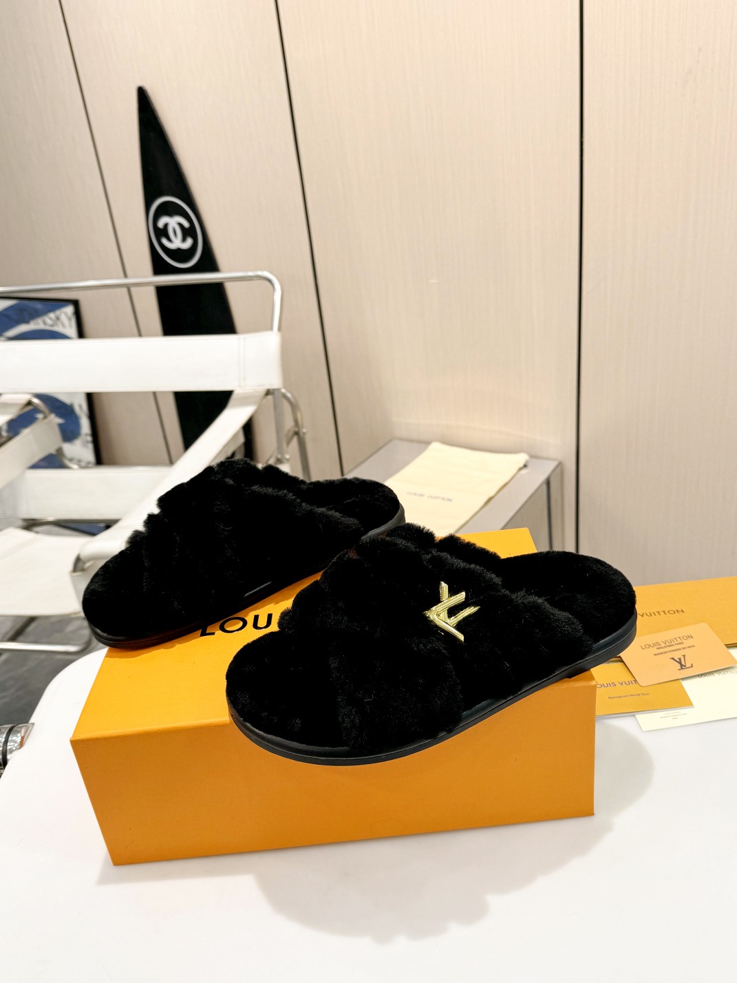 👣今日份心动推荐——LV 🐑羊毛拖鞋! 它以奢华的设计与精湛的工艺完美融合,每一处细节都彰显着品牌的魅力与品质. 那柔软的毛毛,仿佛给双足穿上了一层温暖的云朵☁️,让你踏出的每一步都自带优雅与时尚气息. 无论是搭配休闲装还是精致裙装,它都能瞬间提升整体造型感,成为瞩目的焦点🌟. 拥有它,让你的脚步时刻闪耀着高端时尚的光芒,快来感受这份独特的奢华体验吧!💖#LV 毛毛拖鞋 #时尚单品 #奢华之选 面料:澳洲进口羊毛 鞋底:防滑耐磨橡胶底