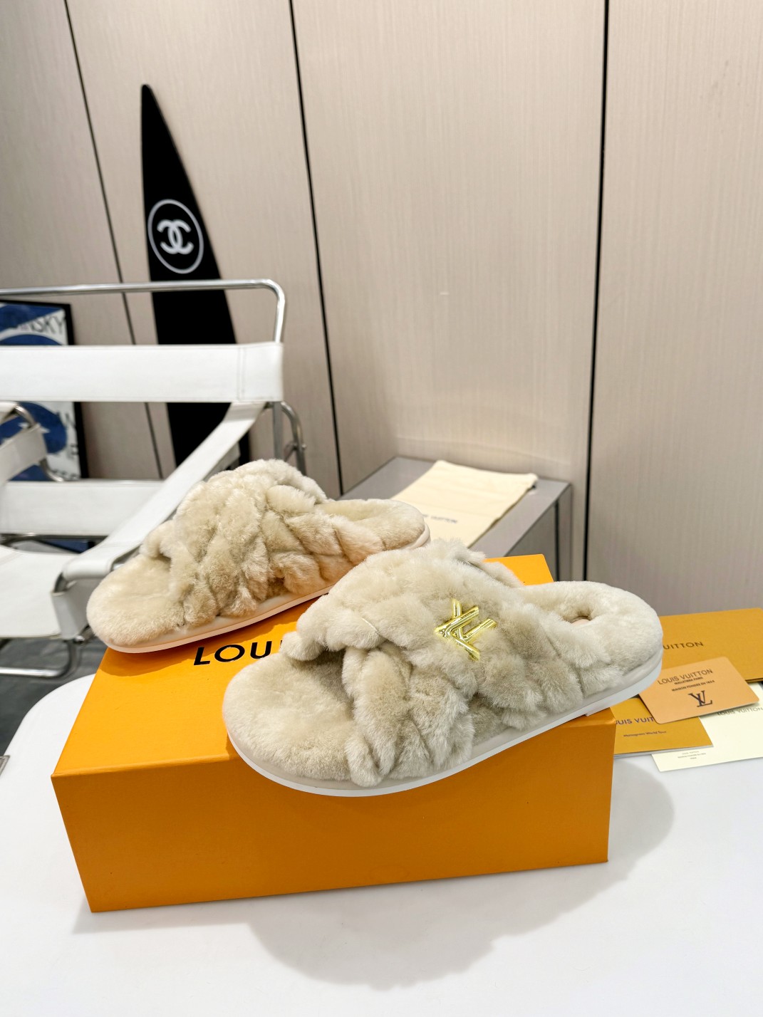 👣今日份心动推荐——LV 🐑羊毛拖鞋! 它以奢华的设计与精湛的工艺完美融合,每一处细节都彰显着品牌的魅力与品质. 那柔软的毛毛,仿佛给双足穿上了一层温暖的云朵☁️,让你踏出的每一步都自带优雅与时尚气息. 无论是搭配休闲装还是精致裙装,它都能瞬间提升整体造型感,成为瞩目的焦点🌟. 拥有它,让你的脚步时刻闪耀着高端时尚的光芒,快来感受这份独特的奢华体验吧!💖#LV 毛毛拖鞋 #时尚单品 #奢华之选 面料:澳洲进口羊毛 鞋底:防滑耐磨橡胶底