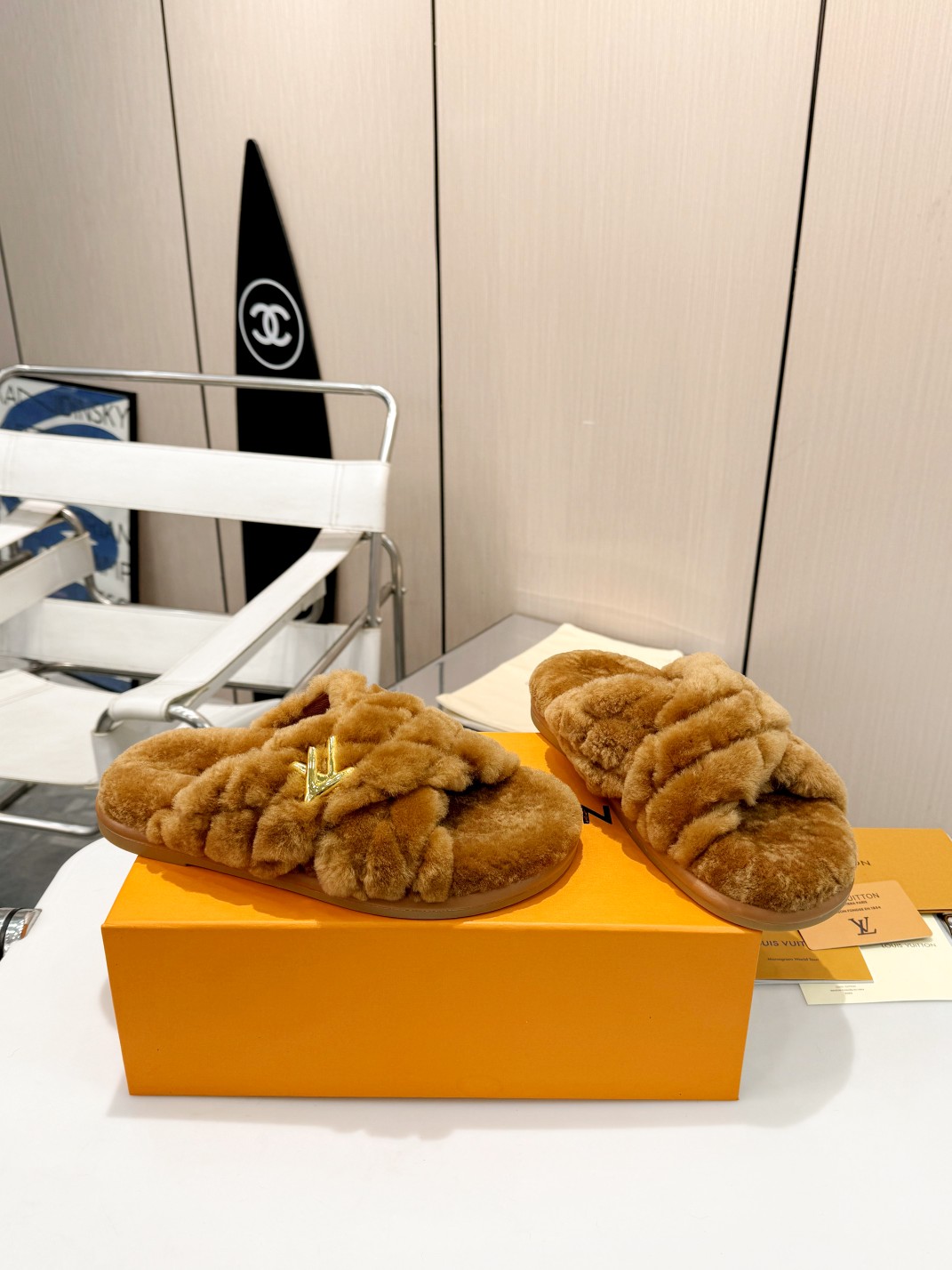 👣今日份心动推荐——LV 🐑羊毛拖鞋! 它以奢华的设计与精湛的工艺完美融合,每一处细节都彰显着品牌的魅力与品质. 那柔软的毛毛,仿佛给双足穿上了一层温暖的云朵☁️,让你踏出的每一步都自带优雅与时尚气息. 无论是搭配休闲装还是精致裙装,它都能瞬间提升整体造型感,成为瞩目的焦点🌟. 拥有它,让你的脚步时刻闪耀着高端时尚的光芒,快来感受这份独特的奢华体验吧!💖#LV 毛毛拖鞋 #时尚单品 #奢华之选 面料:澳洲进口羊毛 鞋底:防滑耐磨橡胶底