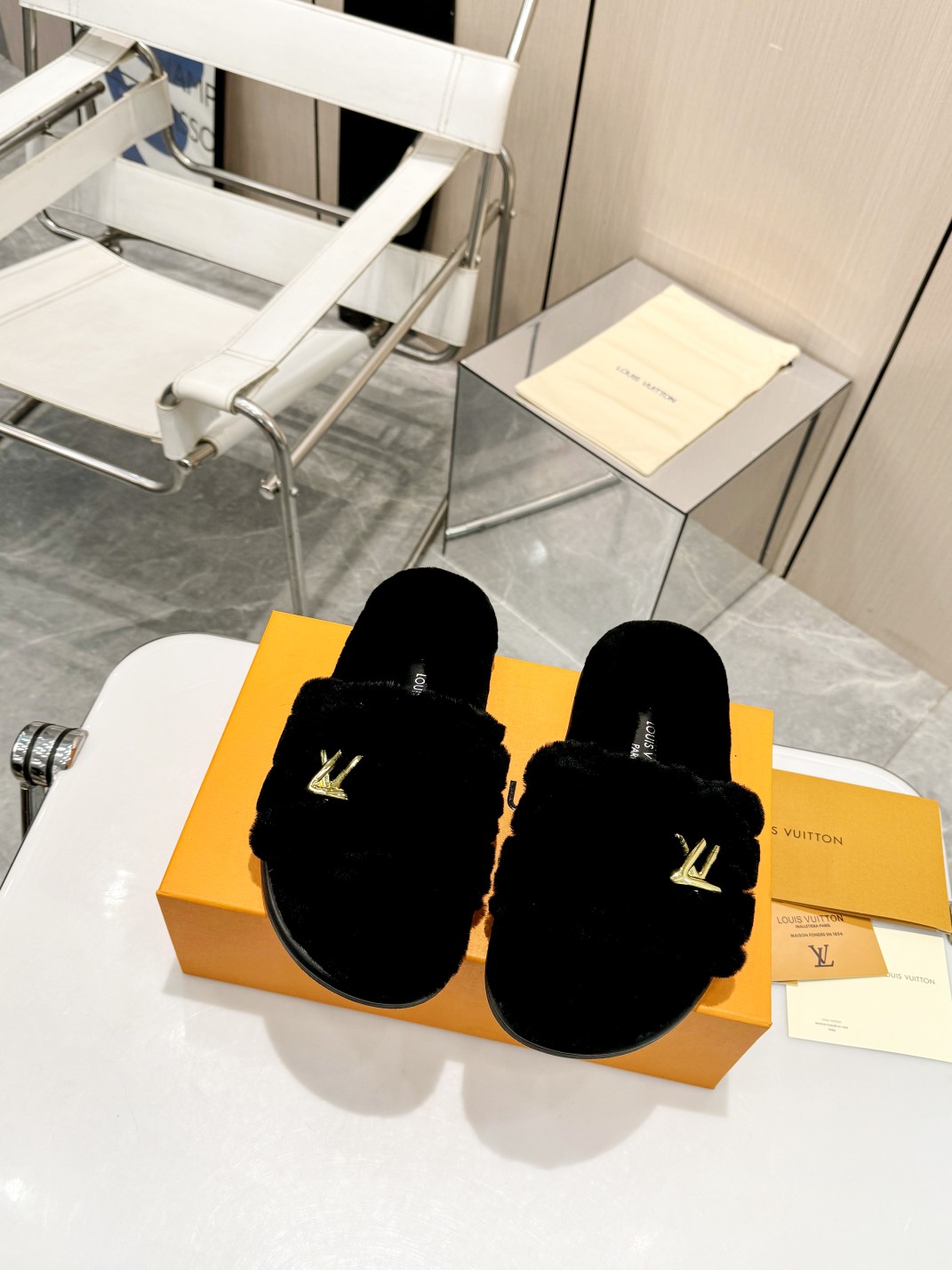 👣今日份心动推荐——LV 🐑羊毛拖鞋! 它以奢华的设计与精湛的工艺完美融合,每一处细节都彰显着品牌的魅力与品质. 那柔软的毛毛,仿佛给双足穿上了一层温暖的云朵☁️,让你踏出的每一步都自带优雅与时尚气息. 无论是搭配休闲装还是精致裙装,它都能瞬间提升整体造型感,成为瞩目的焦点🌟. 拥有它,让你的脚步时刻闪耀着高端时尚的光芒,快来感受这份独特的奢华体验吧!💖#LV 毛毛拖鞋 #时尚单品 #奢华之选 面料:澳洲进口羊毛 鞋底:防滑耐磨橡胶底