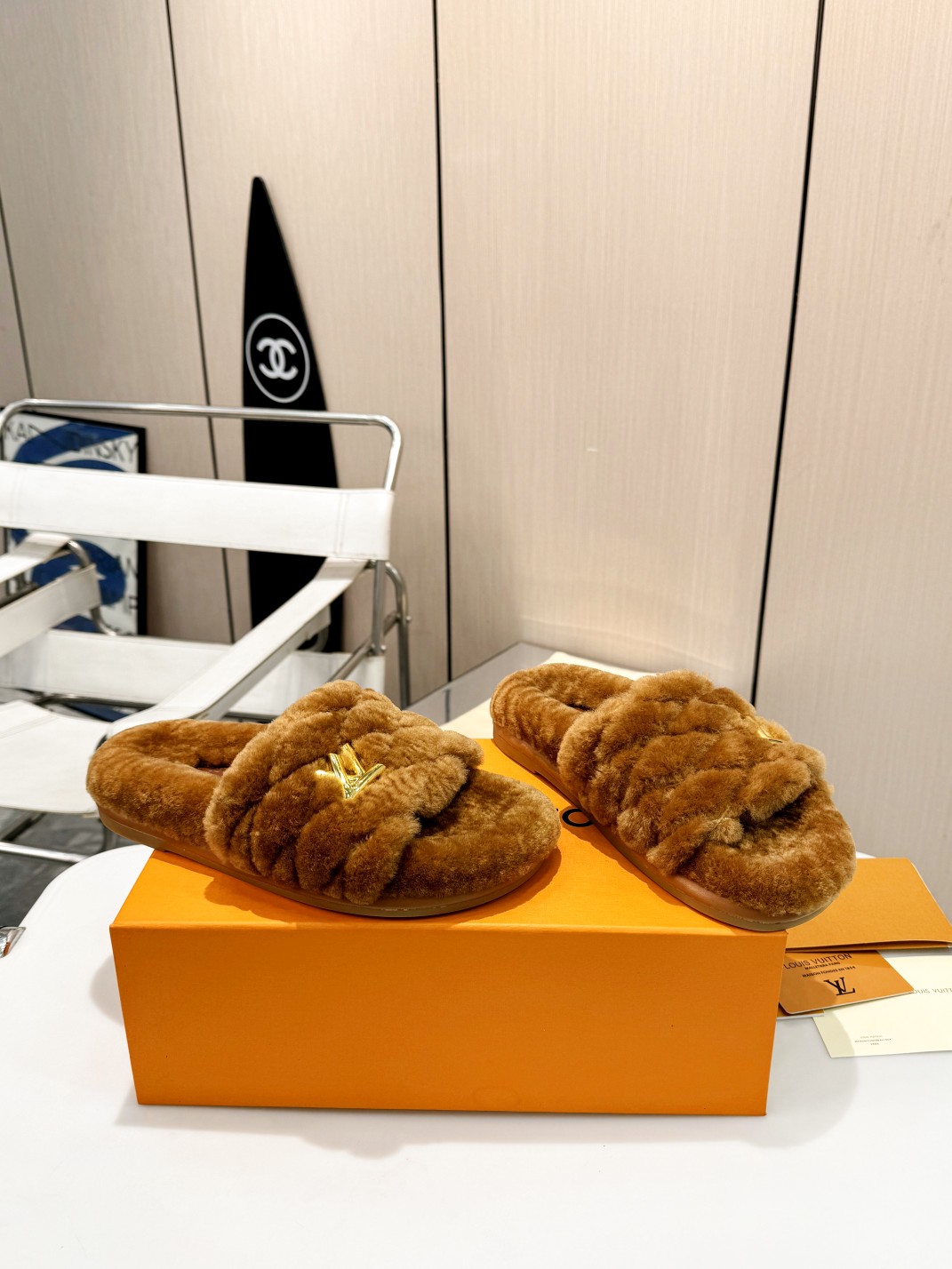👣今日份心动推荐——LV 🐑羊毛拖鞋! 它以奢华的设计与精湛的工艺完美融合,每一处细节都彰显着品牌的魅力与品质. 那柔软的毛毛,仿佛给双足穿上了一层温暖的云朵☁️,让你踏出的每一步都自带优雅与时尚气息. 无论是搭配休闲装还是精致裙装,它都能瞬间提升整体造型感,成为瞩目的焦点🌟. 拥有它,让你的脚步时刻闪耀着高端时尚的光芒,快来感受这份独特的奢华体验吧!💖#LV 毛毛拖鞋 #时尚单品 #奢华之选 面料:澳洲进口羊毛 鞋底:防滑耐磨橡胶底