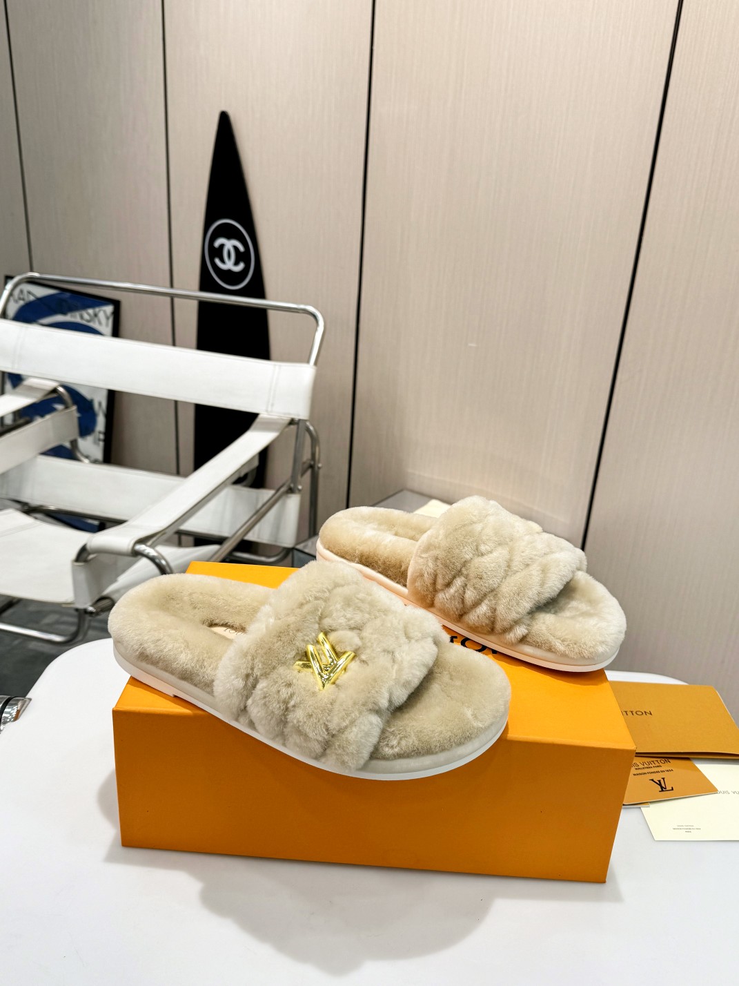 👣今日份心动推荐——LV 🐑羊毛拖鞋! 它以奢华的设计与精湛的工艺完美融合,每一处细节都彰显着品牌的魅力与品质. 那柔软的毛毛,仿佛给双足穿上了一层温暖的云朵☁️,让你踏出的每一步都自带优雅与时尚气息. 无论是搭配休闲装还是精致裙装,它都能瞬间提升整体造型感,成为瞩目的焦点🌟. 拥有它,让你的脚步时刻闪耀着高端时尚的光芒,快来感受这份独特的奢华体验吧!💖#LV 毛毛拖鞋 #时尚单品 #奢华之选 面料:澳洲进口羊毛 鞋底:防滑耐磨橡胶底