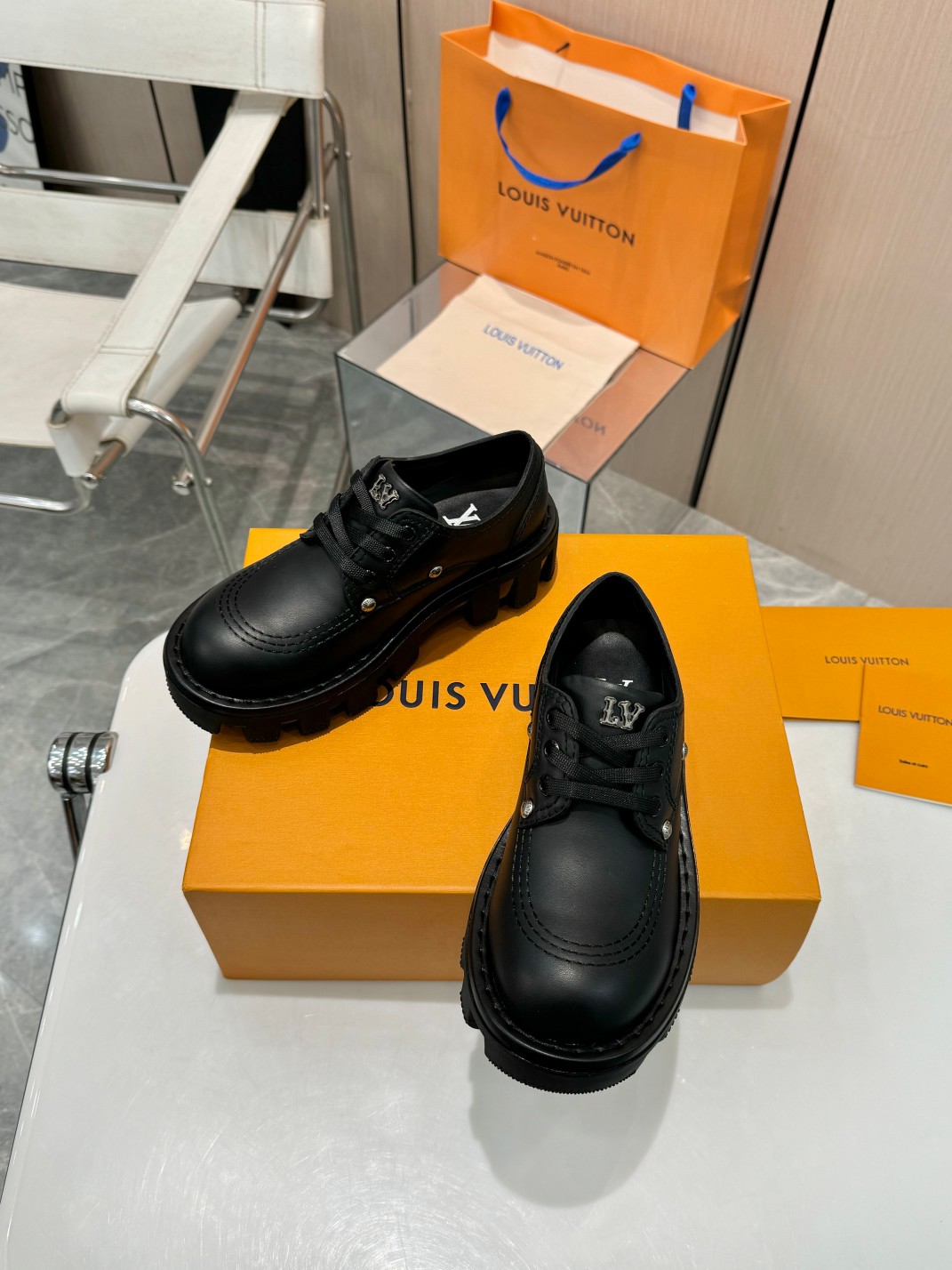 NO:236545,High-version couple model, come and see it!  Today I will bring you a stunning LV couple's full genuine leather thick-soled leather shoes!  This leather shoe is made of top-grade genuine leather material, with a soft and delicate touch, and every step is like walking in the clouds. The thick-soled design not only adds a sense of fashion, but also makes you more outstanding and upright among the crowd. The exquisite craftsmanship and every detail show luxurious quality. Whether it is a date, shopping or attending important occasions, it is an excellent choice. When men wear it, they show elegance and personality. When women wear it, they show elegance and personality. When wearing it, you and your lover become the focus of fashion and exudes a sweet and unique couple aura. The quality assurance of LV is your double pursuit of love and quality. Don’t hesitate, come and have this unique pair of couple leather shoes with your beloved TA!  Fabric open-edged beaded cowhide/grained calfskin, mixed inner breed sheepskin, breathable and comfortable sole, non-slip rubber sole, size 35-45 couple sizes, louis vuitton, loafers, cowhide, sheepskin19860909高版本情侣款 宝子们看过来！今天为大家带来一款惊艳的 LV 情侣款全真皮厚底皮鞋！ 这款皮鞋采用顶级真皮材质,触感柔软细腻,每一步都如同漫步云端.厚底设计不仅增加了时尚感,还能让您在人群中更加出众挺拔. 精湛的工艺,每一处细节都尽显奢华品质.无论是约会、逛街还是参加重要场合,它都是绝佳的选择. 男士穿上,彰显稳重与魅力；女士穿上,展现优雅与个性.穿上它,让您和您的爱人成为时尚焦点,散发出甜蜜而独特的情侣气场. LV 的品质保证,是您对爱情和品质的双重追求.别再犹豫,快来和心爱的 TA 一起拥有这双独特的情侣款皮鞋吧！ 面料开边珠牛皮/粒面小牛皮 内里混种羊皮,透气舒适 鞋底防滑橡胶底 码数35－45情侣码,乐福鞋,louis vuitton,loafers,cowhide,sheepskin,Women's Shoes