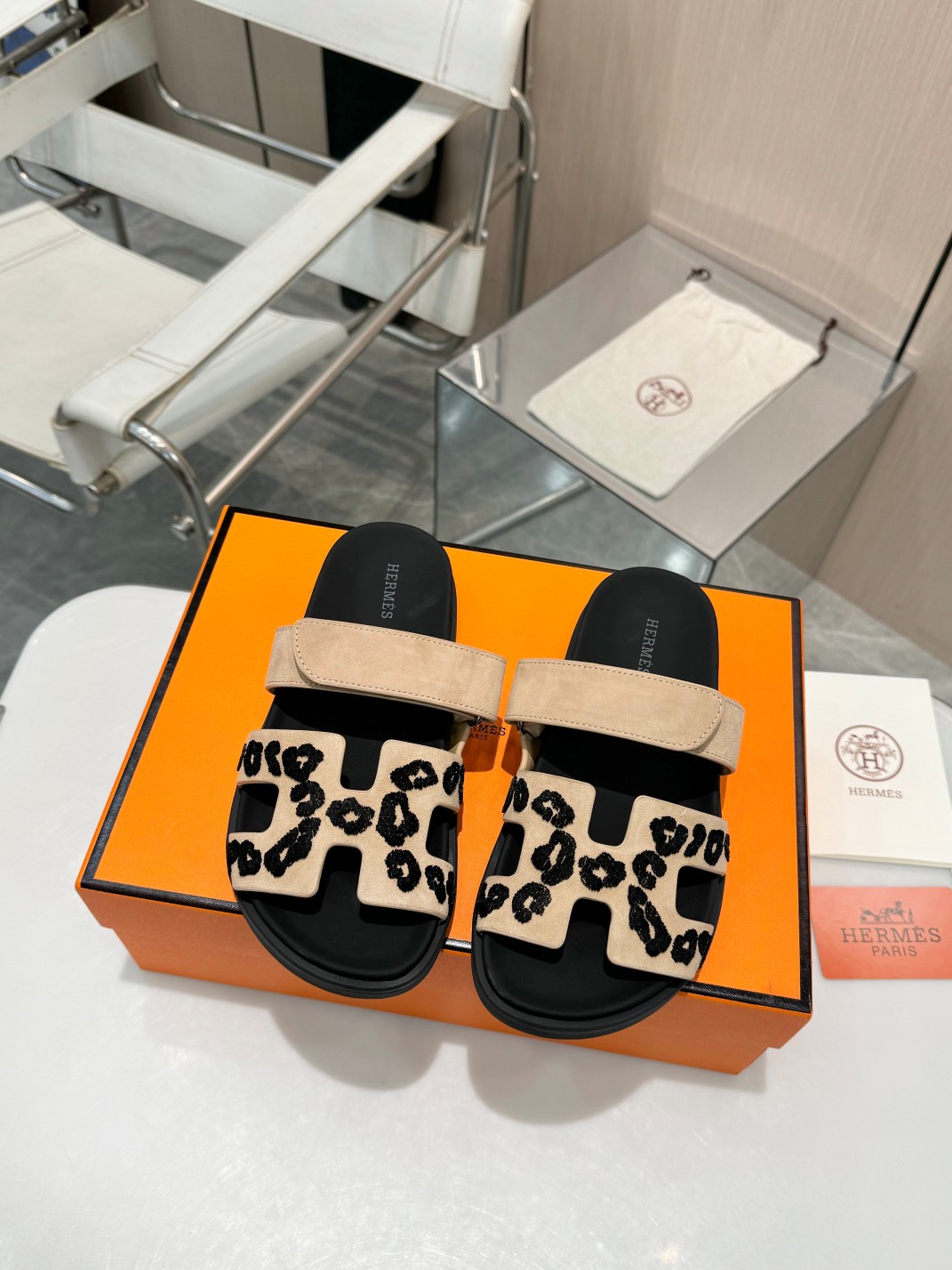 NO:256201,The latest lip style, top version of Second Uncle Slippers, full sheepskin waterproof platform!  Classic slippers have a long-lasting beautiful shoe shape, very comfortable to walk (Hermès). Packaging upgrades, upgrades in style and workmanship materials. Hermes market's highest version of pure handmade shoes. Top product Hermes heels. The most classic, real handmade shoes, even the number of needlework and threading is the same as the original version. It is made by the master level!  High-end customization, exclusive products, the industry's highest version Fabric Italian original fabric Inner: Gao Mercury Yangjing Water table: Crystal sheepskin wrapping Sole: Natural rubber sole Packaging: Top exclusive brand box size Women 35-41 Men 38-45 New color heel counters have been updated one after another, slippers, hermes, hermes, slippers, sheepskin, sheep19860909最新嘴唇款 顶级版本二舅拖鞋,全羊皮包水台！ 经典款拖鞋长盛不衰的优美鞋型,行走非常舒适（Hermès） 包装升级,版型做工材料升级 Hermes市场最高版本纯手工鞋 顶级产品爱马仕跟鞋 经典之最,真正的手工鞋,连针线走线数量都和原版一样, 师傅级纯手工打造 ！高端定制,独家产品,行业最高版本 面料意大利原版面料 内里: 高丝光羊京 水台: 水晶羊皮包裹 鞋底: 天然橡胶底 包装: 顶级专属品牌盒 size女35-41 男38-45 新色跟专柜陆续更新,拖鞋,hermes,hermes,slippers,sheepskin,sheep,Women's Shoes