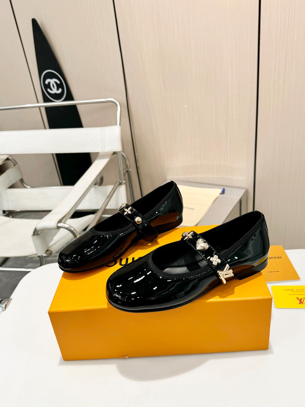 NO:236551,Top version of fashion essential LV Louis Vuitton single shoes, a luxurious new experience. Today I recommend a beautiful Louis Vuitton single shoes!  It uses a high-end genuine leather bottom, which makes the feet feel comfortable, and every step seems to be walking in the clouds. The high-end lasting technology makes the feet feel comfortable and invincible!  The perfect combination of patent leather and brand hardware buckles creates a unique fashion spark, highlighting nobility and luxury!  Classic design, exquisite craftsmanship, and details show quality. Whether it is the casual style of jeans or the elegant style of skirts, it can be easily controlled. Wearing these pairs of Louis Vuitton shoes will become the focus of fashion on the street and show your elegant taste!  Imported patent leather fabric, breathable sheepskin inner sole, Italian genuine leather sole, size 35-41 (customized by 40/41), single shoes, louis vuitton, louis vuitton, skirts, jeans, sheepskin19860909顶级版本时尚必备 LV路易威登单鞋,奢华新体验 今天给大家推荐一款路易威登的绝美单鞋！ 它采用高档真皮底,脚感舒适,每一步都仿佛走在云端. 高端的套楦工艺,脚感舒适无敌！ 漆皮与品牌五金饰扣的完美结合,碰撞出独特的时尚火花,衬托出高贵与奢华！ 经典的设计,精湛的工艺,细节之处尽显品质. 无论是搭配牛仔裤的休闲风,还是裙装的优雅范,它都能轻松驾驭. 穿上这双路易威登单鞋,成为街头的时尚焦点,彰显您的高雅品味！ 面料进口漆皮 内里透气羊皮 鞋底意大利真皮底 码数35－41(40/41定做),单鞋,louis vuitton,louis vuitton,skirts,jeans,sheepskin,Women's Shoes