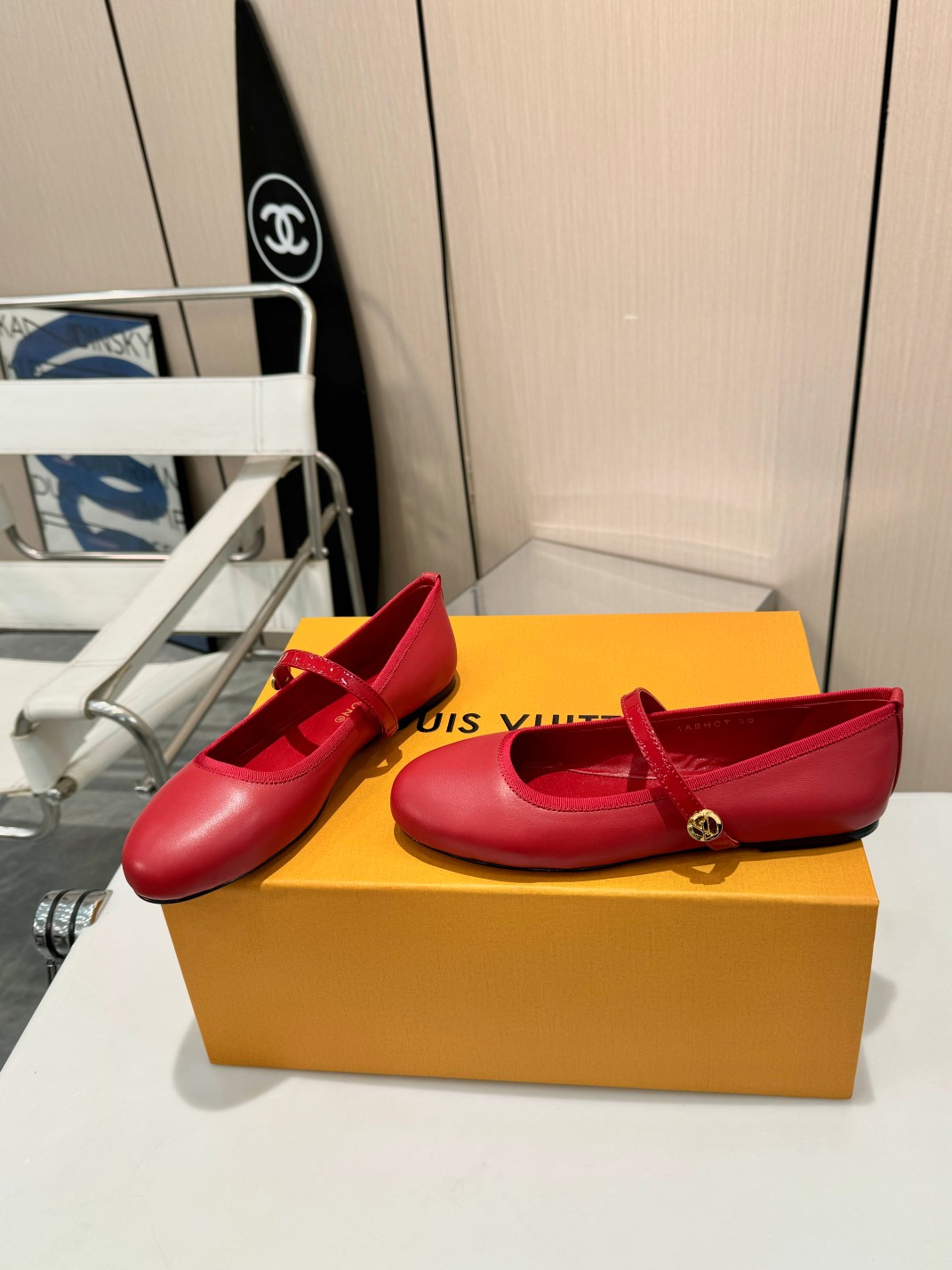 NO:236549,A must-have for fashion LV Louis Vuitton single shoes, a luxurious new experience. Today I recommend a beautiful Louis Vuitton single shoes to you!  It uses a high-end genuine leather bottom, which feels comfortable in the feet, and every step seems to be walking in the clouds. The perfect combination of denim and genuine leather creates a unique fashion spark. The brand fabric is matched with classic prints to set off nobility and luxury!  Classic design, exquisite craftsmanship, and details show quality. Whether it is the casual style of jeans or the elegant style of skirts, it can be easily controlled. Wearing these pairs of Louis Vuitton shoes will become the focus of fashion on the street and show your elegant taste!  Fabric sheepskin/brand printed fabric, inner breathable sheepskin, sole, Italian leather sole, size 35-42 (customized by 40/41/42), single shoes, louis vuitton, louis vuitton, skirts, jeans, sheepskin19860909时尚必备 LV路易威登单鞋,奢华新体验 今天给大家推荐一款路易威登的绝美单鞋！ 它采用高档真皮底,脚感舒适,每一步都仿佛走在云端. 牛仔布与真皮的完美结合,碰撞出独特的时尚火花.品牌面料搭配经典印花,衬托出高贵与奢华！ 经典的设计,精湛的工艺,细节之处尽显品质. 无论是搭配牛仔裤的休闲风,还是裙装的优雅范,它都能轻松驾驭. 穿上这双路易威登单鞋,成为街头的时尚焦点,彰显您的高雅品味！ 面料羊皮/品牌印花面料 内里透气羊皮 鞋底意大利真皮底 码数35－42(40/41/42定做),单鞋,louis vuitton,louis vuitton,skirts,jeans,sheepskin,Women's Shoes