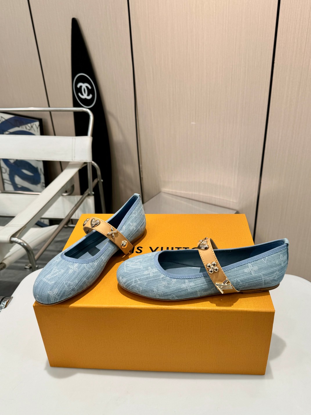 NO:236547,Top version of fashion essential LV Louis Vuitton single shoes, a luxurious new experience. Today I recommend a beautiful Louis Vuitton single shoes!  It uses a high-end genuine leather bottom, which makes the feet feel comfortable, and every step seems to be walking in the clouds. The high-end lasting technology makes the feet feel comfortable and invincible!  The perfect combination of patent leather and brand hardware buckles creates a unique fashion spark, highlighting nobility and luxury!  Classic design, exquisite craftsmanship, and details show quality. Whether it is the casual style of jeans or the elegant style of skirts, it can be easily controlled. Wearing these pairs of Louis Vuitton shoes will become the focus of fashion on the street and show your elegant taste!  Imported patent leather fabric / brand old flower / brand denim, breathable sheepskin inner lining, Italian genuine leather sole, size 35-42 (customized by 40/41/42), single shoes, louis vuitton, louis vuitton, skirts, jeans, sheepskin19860909顶级版本时尚必备 LV路易威登单鞋,奢华新体验 今天给大家推荐一款路易威登的绝美单鞋！ 它采用高档真皮底,脚感舒适,每一步都仿佛走在云端. 高端的套楦工艺,脚感舒适无敌！ 漆皮与品牌五金饰扣的完美结合,碰撞出独特的时尚火花,衬托出高贵与奢华！ 经典的设计,精湛的工艺,细节之处尽显品质. 无论是搭配牛仔裤的休闲风,还是裙装的优雅范,它都能轻松驾驭. 穿上这双路易威登单鞋,成为街头的时尚焦点,彰显您的高雅品味！ 面料进口漆皮/品牌老花/品牌牛仔 内里透气羊皮 鞋底意大利真皮底 码数35－42(40/41/42定做),单鞋,louis vuitton,louis vuitton,skirts,jeans,sheepskin,Women's Shoes